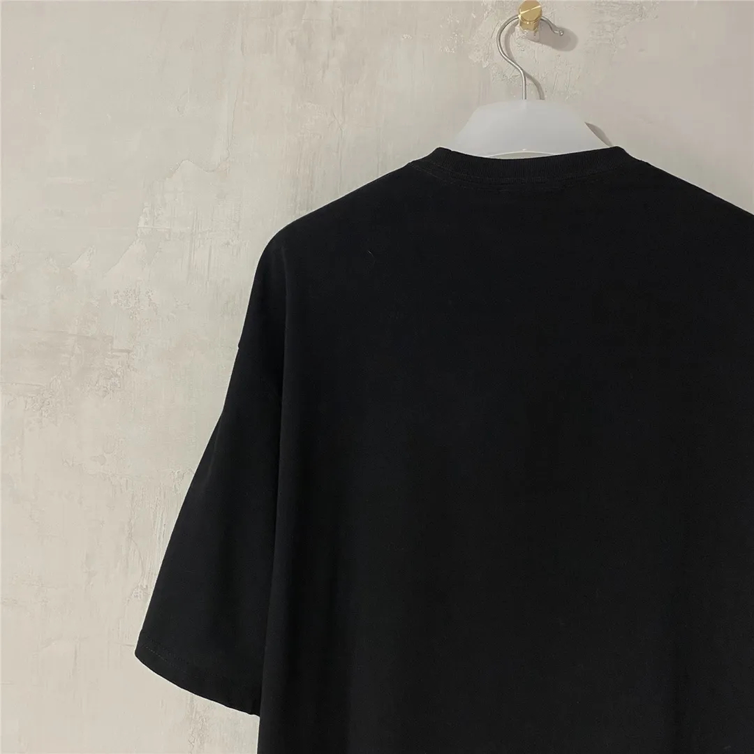 [Top version] BALENCIAGA Paris brick cabinet best-selling model Tiantuan band portrait round neck short sleeve # Original real shot tile detail picture‼ ️ Exclusively custom-woven 280g 32S double-yarn pure cotton. The fabric is comfortable and soft. The large-area portrait pattern on the front adopts imported top-notch anti-Kangli digital direct-injection printing technology (printing can achieve face recognition). Thread closing. Precision knitting. Double-layer fabric. Good closing effect. The hem is sewn with double threads. OS loose version. Same style for men and women. Size: XS-L. Color: black. P:250.