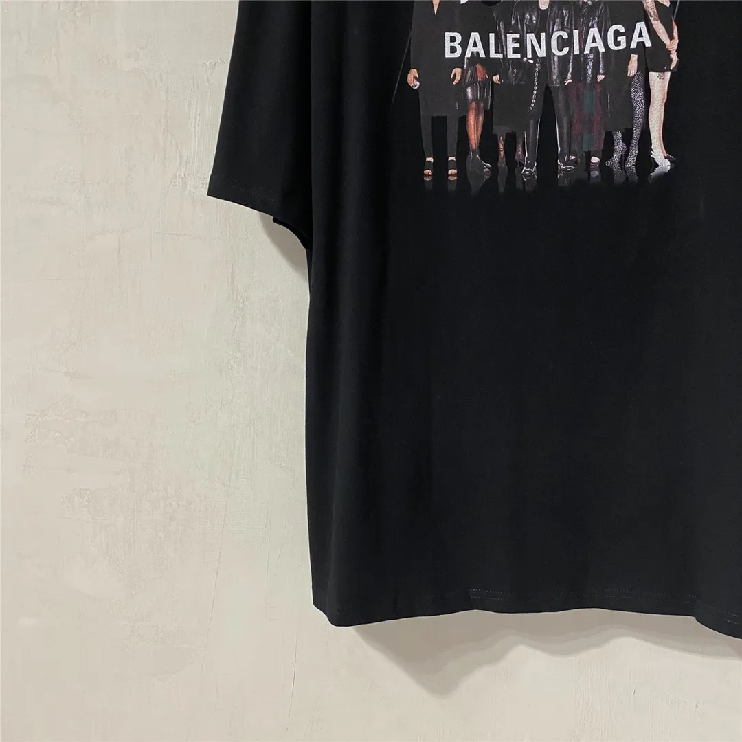 [Top version] BALENCIAGA Paris brick cabinet best-selling model Tiantuan band portrait round neck short sleeve # Original real shot tile detail picture‼ ️ Exclusively custom-woven 280g 32S double-yarn pure cotton. The fabric is comfortable and soft. The large-area portrait pattern on the front adopts imported top-notch anti-Kangli digital direct-injection printing technology (printing can achieve face recognition). Thread closing. Precision knitting. Double-layer fabric. Good closing effect. The hem is sewn with double threads. OS loose version. Same style for men and women. Size: XS-L. Color: black. P:250.