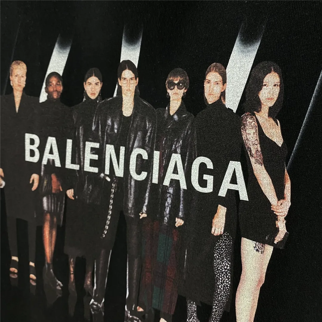 [Top version] BALENCIAGA Paris brick cabinet best-selling model Tiantuan band portrait round neck short sleeve # Original real shot tile detail picture‼ ️ Exclusively custom-woven 280g 32S double-yarn pure cotton. The fabric is comfortable and soft. The large-area portrait pattern on the front adopts imported top-notch anti-Kangli digital direct-injection printing technology (printing can achieve face recognition). Thread closing. Precision knitting. Double-layer fabric. Good closing effect. The hem is sewn with double threads. OS loose version. Same style for men and women. Size: XS-L. Color: black. P:250.