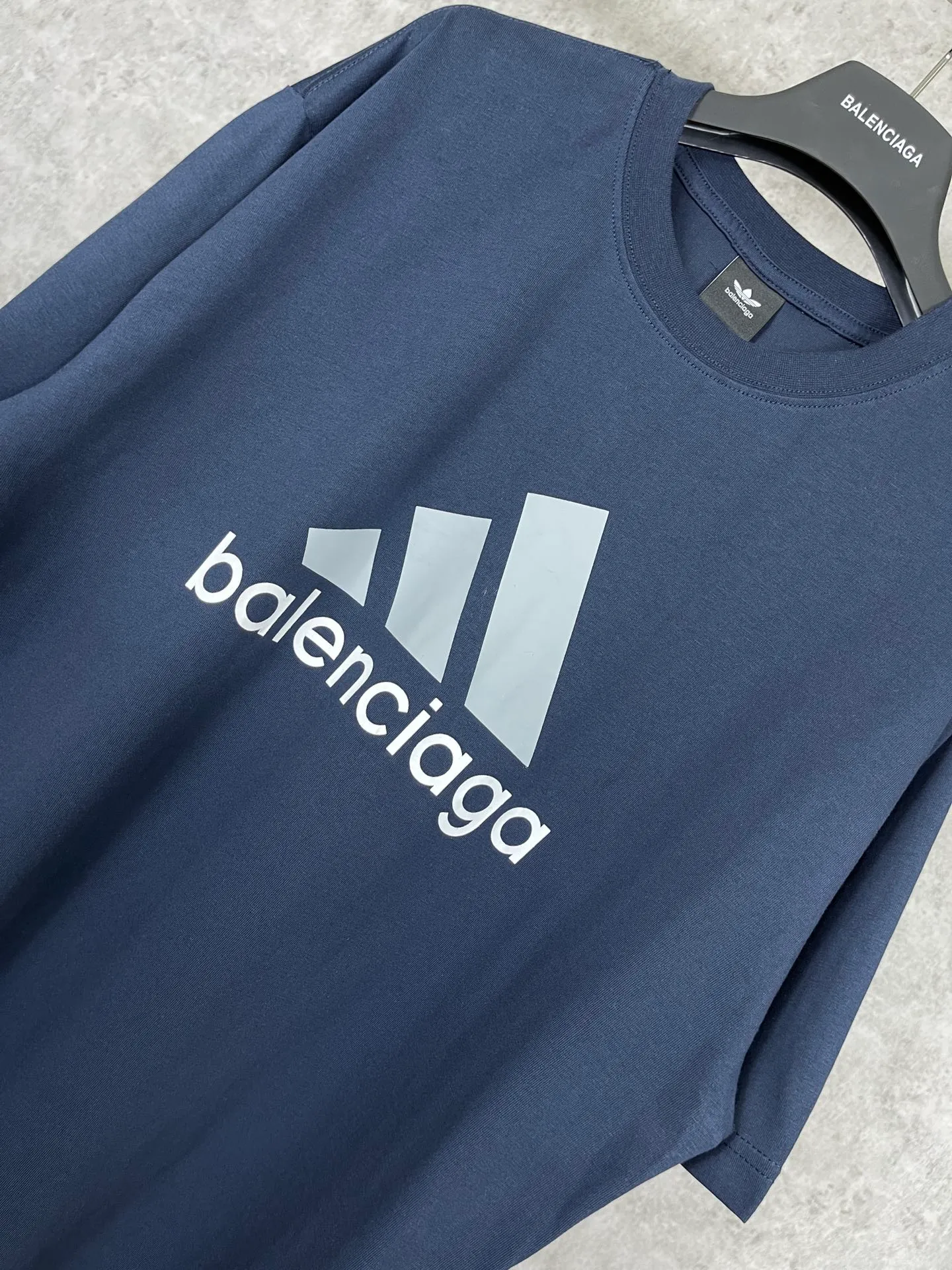 🅿️174 Actual pictures [Top version. Official website quality] BALENCI*GA/Paris co-branded Adidas front classic LOGO combination printed short-sleeved T-shirt# The fabric is made of Paris ZP custom-woven and dyed cotton double yarn. Weighing 260 grams, the cloth surface is clean. The cloth pattern is clear, soft and comfortable. The color fastness is good. It is not easy to change color. The threads are dyed with no color difference. The classic letter LOGO printing uses imported glue. The effect is three-dimensional and has no burrs. It is produced according to the pictures in the Jubie market. Welcome to compare. Restored brick cabinets. The version adopts OS loose shoulder design. Same style for men and women. Code: BL223076 Color: black, white, red, turquoise, sapphire blue Size: XS to L