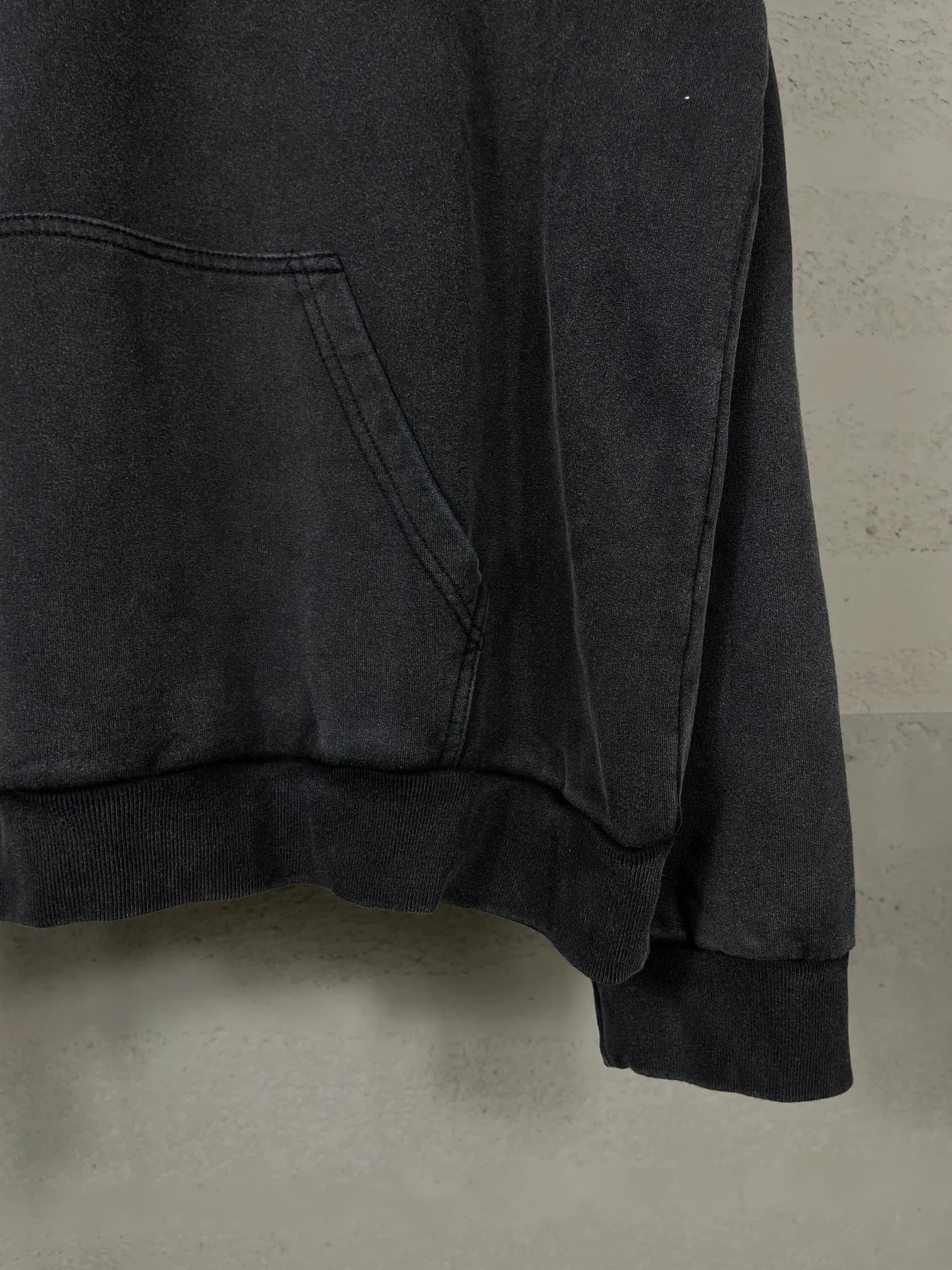 🅿️320 real shots [Top version. Official website quality] BALENCI*GA/Paris. 2024 new model. Montaigne artistic 10,000-needle appliqué embroidery on the front, washed and distressed hooded sweatshirt. Brick cabinet synchronization. Genuine product developed at the first time, please print and compare! The fabric is made of Paris ZP custom-woven and dyed cotton terry sweatshirt. Weighing 460 grams, the cloth surface is clean. The cloth pattern is clear, soft and comfortable. The threads are dyed with no color difference. The embroidery is done using imported Tajima embroidery machines. The letters are clear and the effect is three-dimensional. The entire garment is washed and distressed. The version adopts OS loose shoulder design. Same style for men and women. Code: BL238910 Color: washed black Size: XS. S. M. L