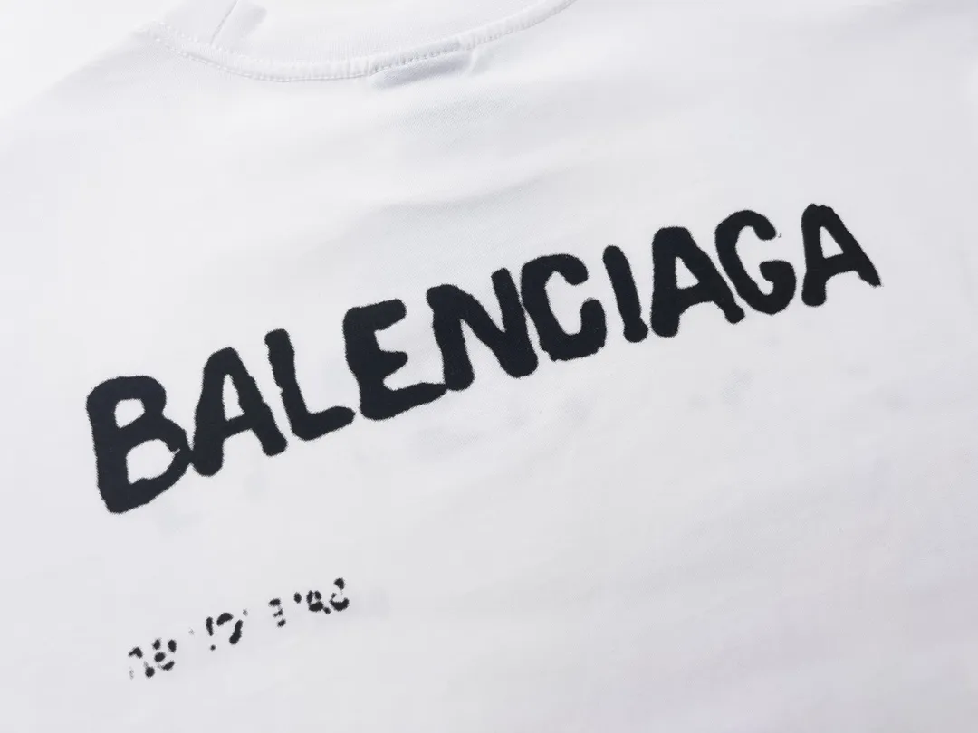 🅿️166 Detailed picture [Top version. Official website quality] BALENCI*GA/Paris BALENCI*GA# 2023 spring and summer new style, blurred letter shadow printed short-sleeved T-shirt. Brick cabinet synchronization. The fabric is made of Paris ZP custom-woven and dyed 100% cotton double yarn compact cotton. The weight is 260 grams, the cloth surface is clean. The cloth pattern is clear. Soft and comfortable. Good color fastness. Not easy to change color. The threads are woven and dyed with no color difference. The printing uses imported environmentally friendly rubber paddles, cutting piece positioning, precision stencils, fine LOGO letters, clear letters, no burrs. The effect is three-dimensional, which is different from ordinary printing in the market. Restore brick cabinets. The version adopts OS loose shoulder design. Same style for men and women. Code: BL223201 Color: black, pink, white. Size: XS to L