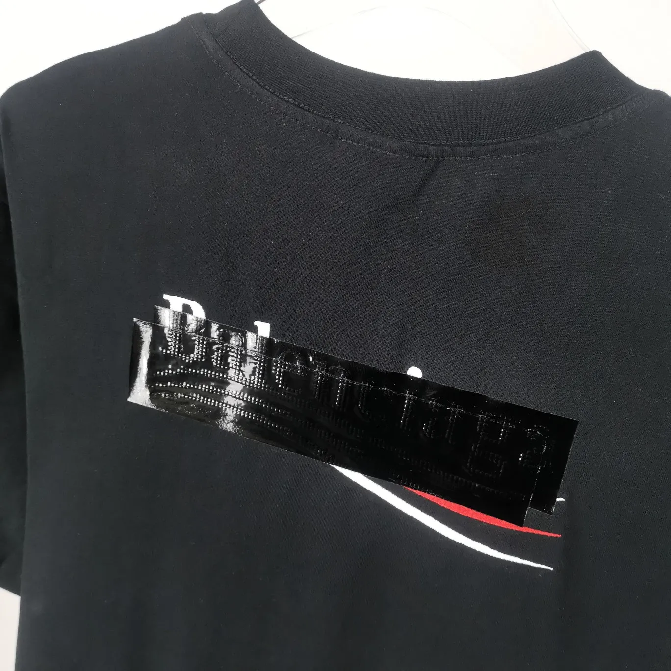 [New arrival] The top tested version of Balenciaga BALENCIAGA Cola Melang Tape Black Laminated Embroidery Male and Female Couple Celebrity Same Style New Short Sleeve T-Shirt. Original 4.2K purchase version, dust-free white and black fabrics, three-dimensional embroidery technology, bright TPU lettering film lamination technology. 280g combed cotton fabric. The classic Coke logo embroidery design was selected based on the original embroidery color. After many comparisons, it was finally decided to use imported mercerized light dyeing to best restore the color difference effect consistent with the original version. The front and rear panels are embroidered with the classic Coke logo. The embroidery design on the front panel is relatively delicate. After many adjustments, it is difficult to restore the effect. Bright black TPU lettering film positioning adhesive polyurethane thermoplastic elastomer, also known as thermoplastic polyurethane rubber or TPU for short. TPU is an emerging plastic variety with good processability, weather resistance, and environmental protection. The laser film cutting machine can design the pattern according to the computer software, and then use the heat press tool to position and transfer the print. After transfer, a uniform square dark pattern is produced, and the film material and the body of the garment create a texture contrast. Based on the embroidery, the positioning and gluing process is used to cover the original embroidery pattern to create a three-dimensional visual effect. Oversize loose version Oversize loose silhouette design, basic round neckline, dropped shoulder line, vertical pit woven code from top to bottom, collar, cuffs, and hem all have ruffles for windproof effect, sleeve length is longer than conventional sweaters to highlight the details. The thickness of the ready-made garment is the same as the original version, and it is additionally shaped to make the upper body wider and not easily deformed. Customized brand's latest color folded main logo, full set of new accessories Color: Black Size: XS-L P:260
