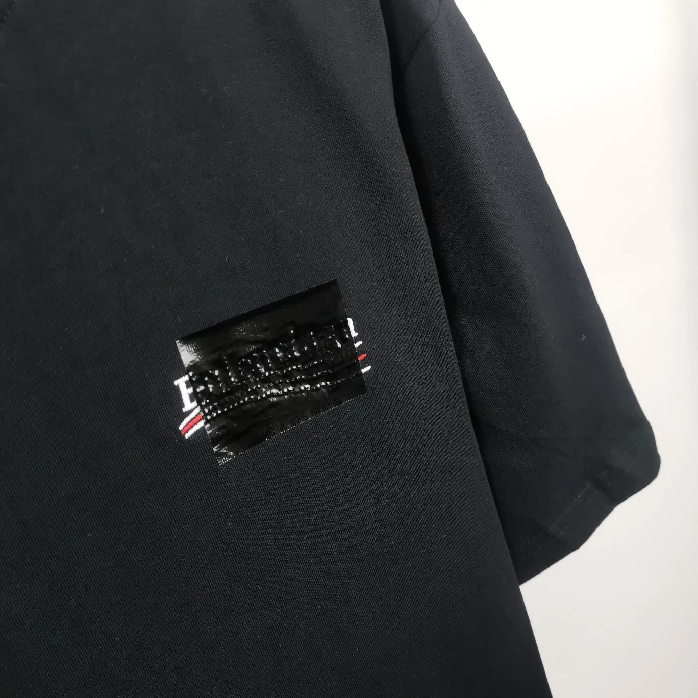 [New arrival] The top tested version of Balenciaga BALENCIAGA Cola Melang Tape Black Laminated Embroidery Male and Female Couple Celebrity Same Style New Short Sleeve T-Shirt. Original 4.2K purchase version, dust-free white and black fabrics, three-dimensional embroidery technology, bright TPU lettering film lamination technology. 280g combed cotton fabric. The classic Coke logo embroidery design was selected based on the original embroidery color. After many comparisons, it was finally decided to use imported mercerized light dyeing to best restore the color difference effect consistent with the original version. The front and rear panels are embroidered with the classic Coke logo. The embroidery design on the front panel is relatively delicate. After many adjustments, it is difficult to restore the effect. Bright black TPU lettering film positioning adhesive polyurethane thermoplastic elastomer, also known as thermoplastic polyurethane rubber or TPU for short. TPU is an emerging plastic variety with good processability, weather resistance, and environmental protection. The laser film cutting machine can design the pattern according to the computer software, and then use the heat press tool to position and transfer the print. After transfer, a uniform square dark pattern is produced, and the film material and the body of the garment create a texture contrast. Based on the embroidery, the positioning and gluing process is used to cover the original embroidery pattern to create a three-dimensional visual effect. Oversize loose version Oversize loose silhouette design, basic round neckline, dropped shoulder line, vertical pit woven code from top to bottom, collar, cuffs, and hem all have ruffles for windproof effect, sleeve length is longer than conventional sweaters to highlight the details. The thickness of the ready-made garment is the same as the original version, and it is additionally shaped to make the upper body wider and not easily deformed. Customized brand's latest color folded main logo, full set of new accessories Color: Black Size: XS-L P:260