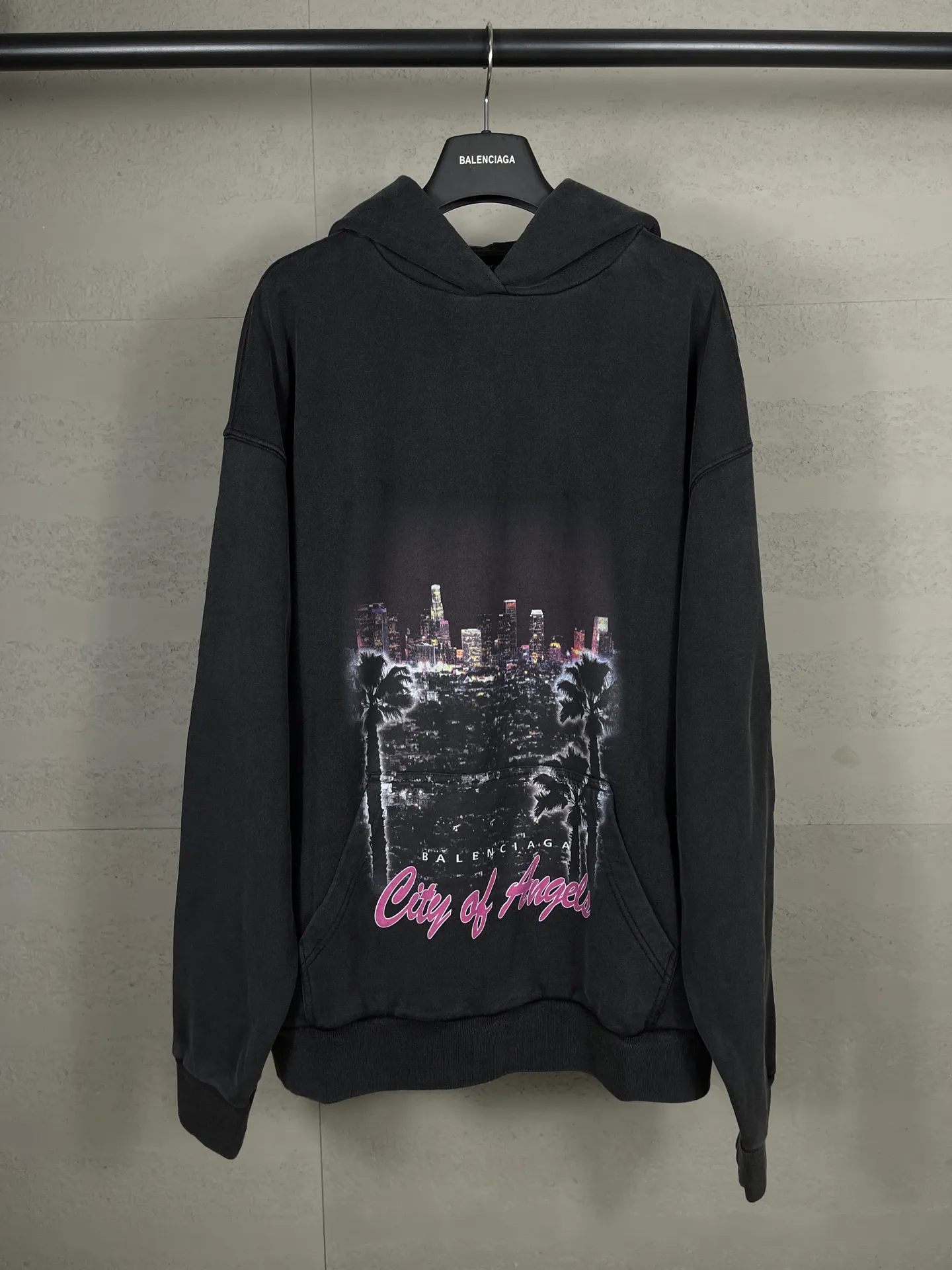 🅿️356 real photos [Top version. Official website quality] BALENCI*GA/25 new model. Latest style SS25 ready-to-wear washable hooded sweatshirt with Los Angeles night scene direct-printed print on the front. Research and development at the first time, different market currencies. Comparisons welcome. The fabric is made of Paris ZP custom-woven and dyed cotton sweatshirt. Weighing 460 grams, the cloth surface is clean. The cloth pattern is clear, soft and comfortable. The threads are dyed with no color difference. Printing adopts computer direct printing. Garments are washed and aged. Jubie market currency. Welcome to compare. The version adopts OS loose shoulder design. Same style for men and women. Code: BL259905 Color: washed black, apricot Size: XS S M L