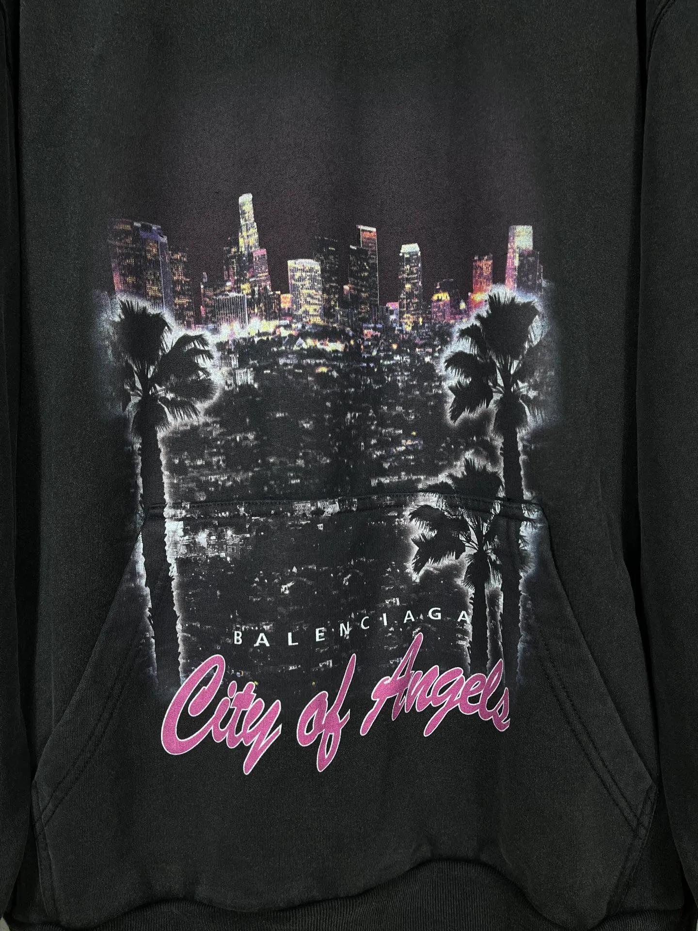 🅿️356 real photos [Top version. Official website quality] BALENCI*GA/25 new model. Latest style SS25 ready-to-wear washable hooded sweatshirt with Los Angeles night scene direct-printed print on the front. Research and development at the first time, different market currencies. Comparisons welcome. The fabric is made of Paris ZP custom-woven and dyed cotton sweatshirt. Weighing 460 grams, the cloth surface is clean. The cloth pattern is clear, soft and comfortable. The threads are dyed with no color difference. Printing adopts computer direct printing. Garments are washed and aged. Jubie market currency. Welcome to compare. The version adopts OS loose shoulder design. Same style for men and women. Code: BL259905 Color: washed black, apricot Size: XS S M L