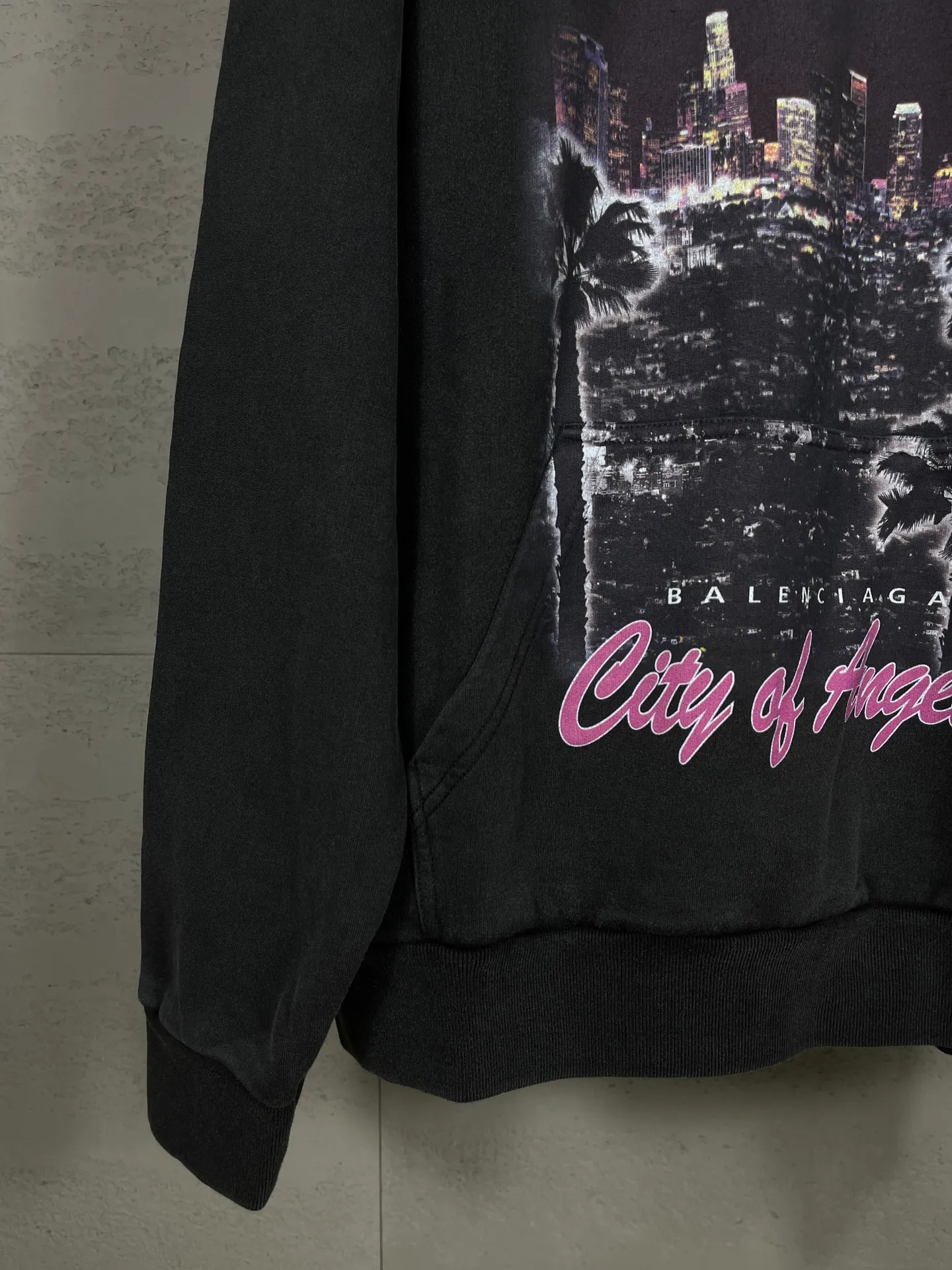🅿️356 real photos [Top version. Official website quality] BALENCI*GA/25 new model. Latest style SS25 ready-to-wear washable hooded sweatshirt with Los Angeles night scene direct-printed print on the front. Research and development at the first time, different market currencies. Comparisons welcome. The fabric is made of Paris ZP custom-woven and dyed cotton sweatshirt. Weighing 460 grams, the cloth surface is clean. The cloth pattern is clear, soft and comfortable. The threads are dyed with no color difference. Printing adopts computer direct printing. Garments are washed and aged. Jubie market currency. Welcome to compare. The version adopts OS loose shoulder design. Same style for men and women. Code: BL259905 Color: washed black, apricot Size: XS S M L
