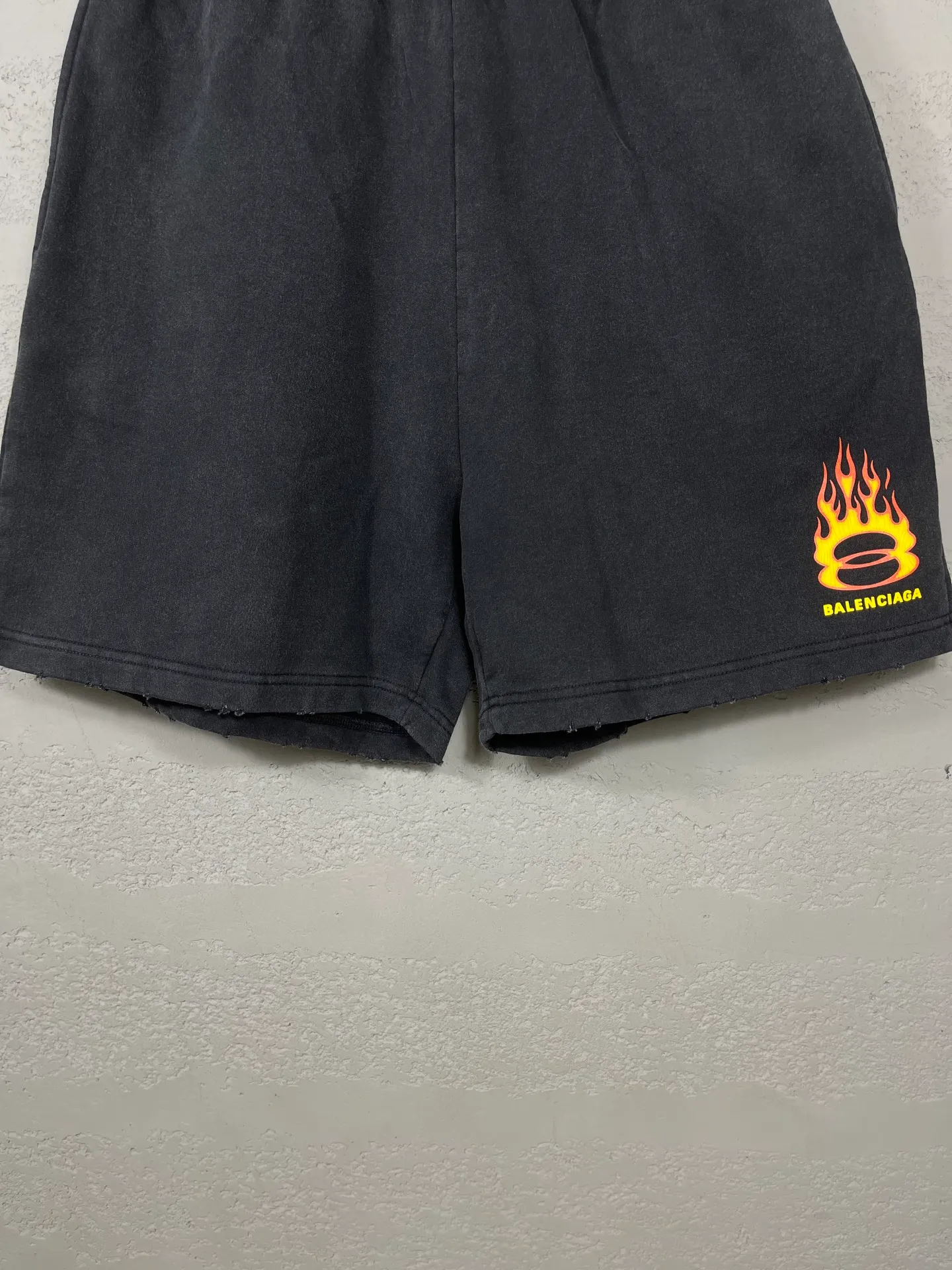 🅿️220 real photos [Top version. Official website quality] BALENCI*GA/Paris. 2025 new model. Paris double ring flame LOGO cracked print, washed, distressed and worn shorts. Brick cabinet synchronization. Genuine product developed at the first time, please print and compare! The fabric is made of Paris ZP custom-woven and dyed cotton terry sweatshirt, with a weight of 460 grams. The cloth surface is clean. The cloth pattern is clear, the hand feels soft and comfortable, and the imported environmentally friendly rubber paddles are used for printing. The letters are clear and the effect is three-dimensional. The version adopts a loose version. Same style for men and women. Code: BL257026 Color: black, fluorescent yellow Size: XS S M L