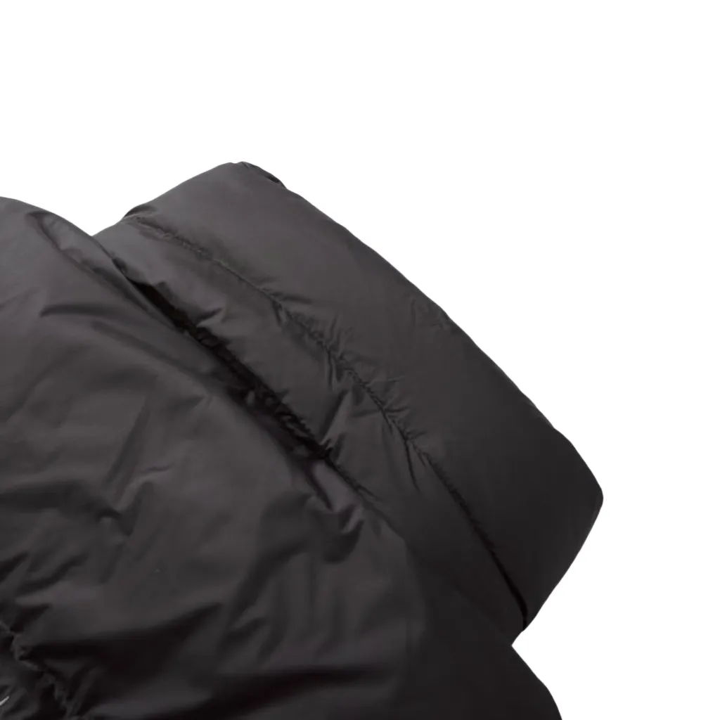 🅿️740 [Exclusive supply] BLCG 24FW Flame Outline Down Jacket. The interior is filled with high-quality down, 90% white duck down, with high loft and excellent thermal insulation properties. The nylon fabric has good windproof and waterproof properties, which can effectively block the intrusion of wind and rain from the outside and keep the interior dry. It is suitable for wearing in humid or rainy environments. Lightweight and warm nylon fabric is relatively light, and combined with down filling, makes the down jacket both light and warm, easy to carry and wear, and is especially suitable for outdoor activities. Breathability Although nylon fabrics are not as breathable as some natural fibers, high-quality nylon fabrics can still maintain cut and fit. The unique cut and fit design pays attention to ergonomics to ensure a good fit and freedom of movement. The back uses an imported MECLO embroidery machine to first scan the original pattern and then use high-quality silk thread to make a pattern. The density effect is adjusted through continuous pattern making. Size:S-M-L-XL