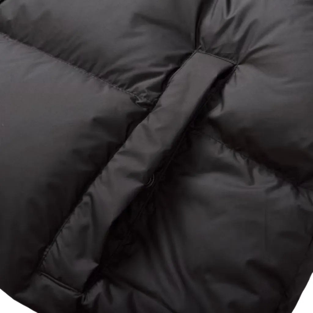 🅿️740 [Exclusive supply] BLCG 24FW Flame Outline Down Jacket. The interior is filled with high-quality down, 90% white duck down, with high loft and excellent thermal insulation properties. The nylon fabric has good windproof and waterproof properties, which can effectively block the intrusion of wind and rain from the outside and keep the interior dry. It is suitable for wearing in humid or rainy environments. Lightweight and warm nylon fabric is relatively light, and combined with down filling, makes the down jacket both light and warm, easy to carry and wear, and is especially suitable for outdoor activities. Breathability Although nylon fabrics are not as breathable as some natural fibers, high-quality nylon fabrics can still maintain cut and fit. The unique cut and fit design pays attention to ergonomics to ensure a good fit and freedom of movement. The back uses an imported MECLO embroidery machine to first scan the original pattern and then use high-quality silk thread to make a pattern. The density effect is adjusted through continuous pattern making. Size:S-M-L-XL