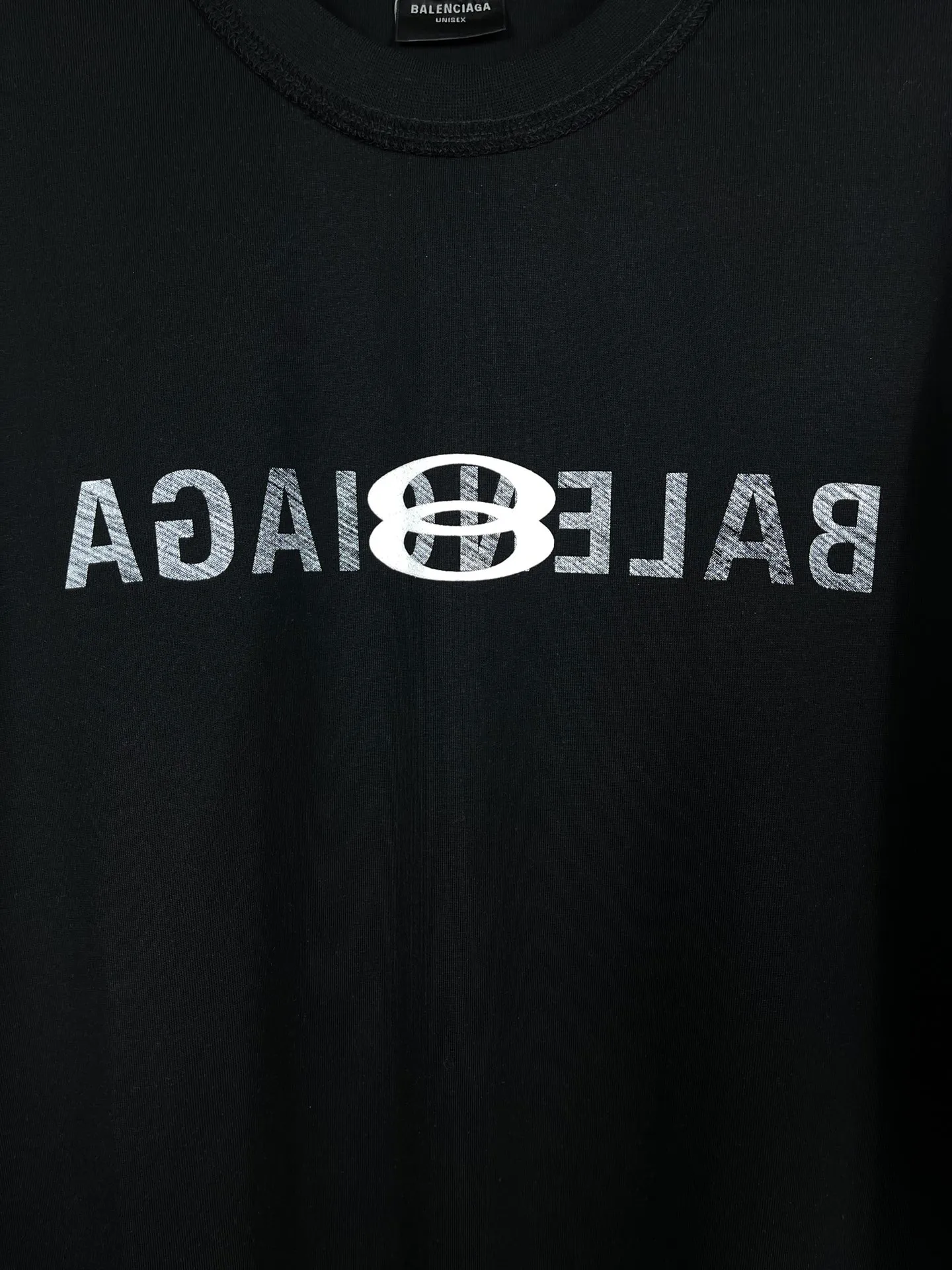 🅿️174 Real photos [Top version. Official website quality] BALENCI*GA/Paris #2024 new model, the latest LOGO design on the chest. Mirror reverse printing The whole garment is made of Y-plate, and the garment is made with the bottom as the reverse side to make the outfit. #2024 Spring and Summer Brick Cabinet Synchronization Welcome to compare. The fabric is made of Paris ZP custom-woven and dyed cotton double yarn, with a weight of 260 grams. The cloth surface is clean. The cloth pattern is clear, soft and comfortable. The threads are dyed with no color difference. The classic letter LOGO is printed with imported environmentally friendly glue. The letters are clear and the effect is three-dimensional. Restore the brick cabinet, adopt OS loose shoulder style. Same style for men and women. Code: BL223352 Color: black. Light gray Size: XS to L