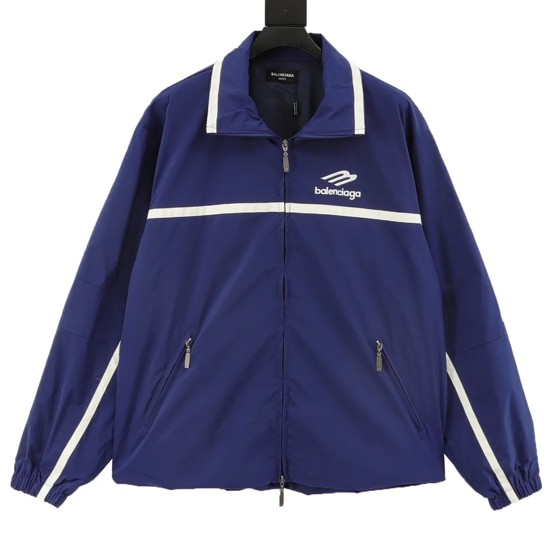 🅿️620 Balenciaga/Balenciaga Letter Embroidered Windbreaker Jacket This product uses high-quality PET sliced ​​polyester fiber as the spinning raw material to ensure that it has stable chemical and physical properties. Using a high-speed spinning process, PET slices are made into POY (pre-oriented yarn) or FDY (fully drawn yarn) through melting, filtration, spinneret extrusion and other steps. These filament products have the characteristics of high breaking strength, high elastic modulus, excellent heat setting properties, good resilience properties, heat resistance, light resistance, corrosion resistance, easy washing and quick drying. It adopts the classic washing and distressing process and is carefully polished to present a unique whitening effect, showing the retro charm that has accumulated over time. This process uses specific washing methods to achieve a certain visual and tactile effect on the garments, giving the garments an old and worn feel. Same style for men and women Sizes: XS-L
