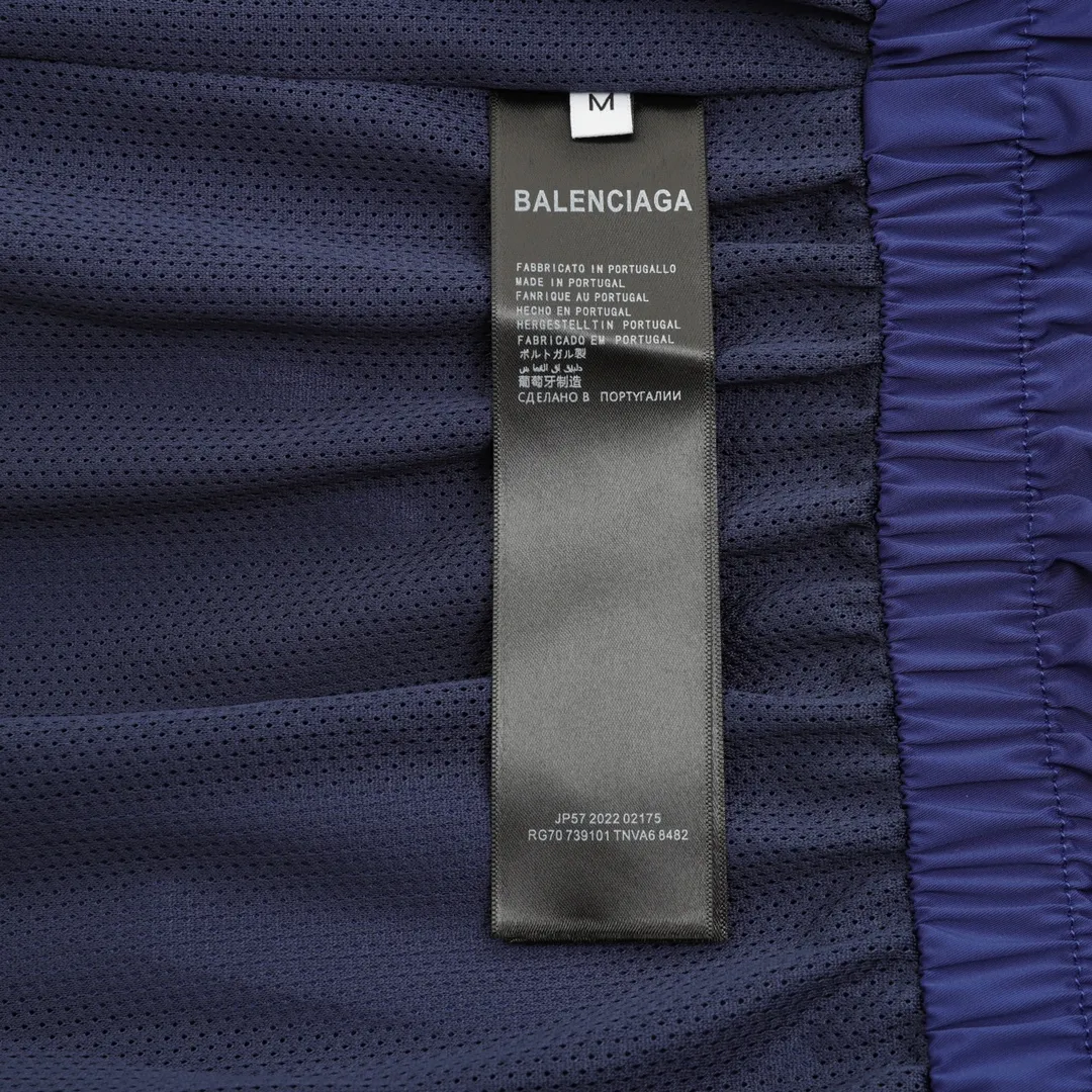 🅿️620 Balenciaga/Balenciaga Letter Embroidered Windbreaker Jacket This product uses high-quality PET sliced ​​polyester fiber as the spinning raw material to ensure that it has stable chemical and physical properties. Using a high-speed spinning process, PET slices are made into POY (pre-oriented yarn) or FDY (fully drawn yarn) through melting, filtration, spinneret extrusion and other steps. These filament products have the characteristics of high breaking strength, high elastic modulus, excellent heat setting properties, good resilience properties, heat resistance, light resistance, corrosion resistance, easy washing and quick drying. It adopts the classic washing and distressing process and is carefully polished to present a unique whitening effect, showing the retro charm that has accumulated over time. This process uses specific washing methods to achieve a certain visual and tactile effect on the garments, giving the garments an old and worn feel. Same style for men and women Sizes: XS-L