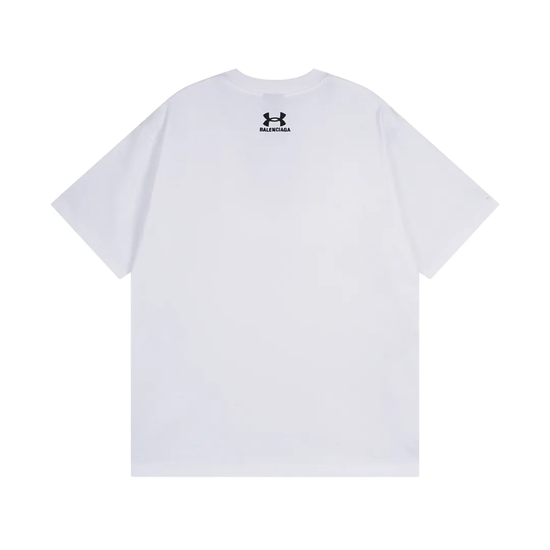 🅿️186 Real photos [Top version. Official website quality] BALENCI*GA/Paris joint Under Armor front and rear embroidered short-sleeved T-shirt # SS24 latest model. Research and development at the first time, different market currencies. Comparisons welcome. The fabric is made of Paris ZP custom-woven and dyed cotton double yarn. Weighing 260 grams, the cloth surface is clean. The cloth pattern is clear, soft and comfortable. The threads are dyed with no color difference. The classic LOGO pattern embroidery is embroidered by Tajima imported machine. The letters are clear, three-dimensional and without burrs. Jubie market produces pictures based on pictures. Welcome to compare. The version adopts OS loose shoulder design. Same style for men and women. Code: BL223372 Color: black, red, white Size: XS S M L