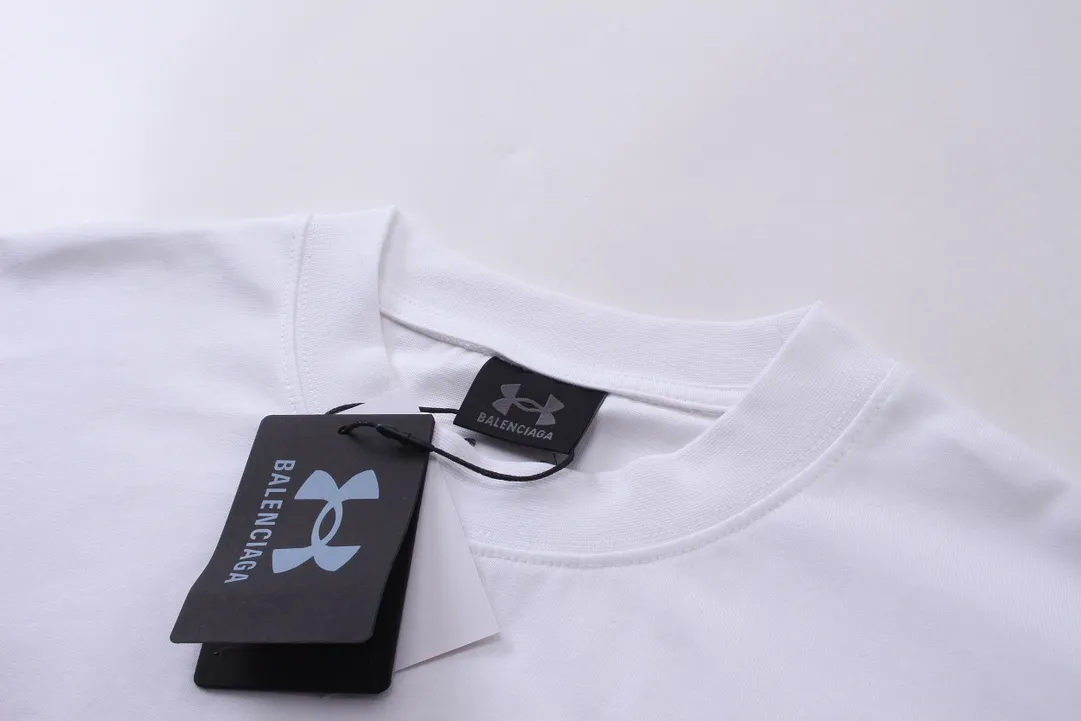 🅿️186 Real photos [Top version. Official website quality] BALENCI*GA/Paris joint Under Armor front and rear embroidered short-sleeved T-shirt # SS24 latest model. Research and development at the first time, different market currencies. Comparisons welcome. The fabric is made of Paris ZP custom-woven and dyed cotton double yarn. Weighing 260 grams, the cloth surface is clean. The cloth pattern is clear, soft and comfortable. The threads are dyed with no color difference. The classic LOGO pattern embroidery is embroidered by Tajima imported machine. The letters are clear, three-dimensional and without burrs. Jubie market produces pictures based on pictures. Welcome to compare. The version adopts OS loose shoulder design. Same style for men and women. Code: BL223372 Color: black, red, white Size: XS S M L