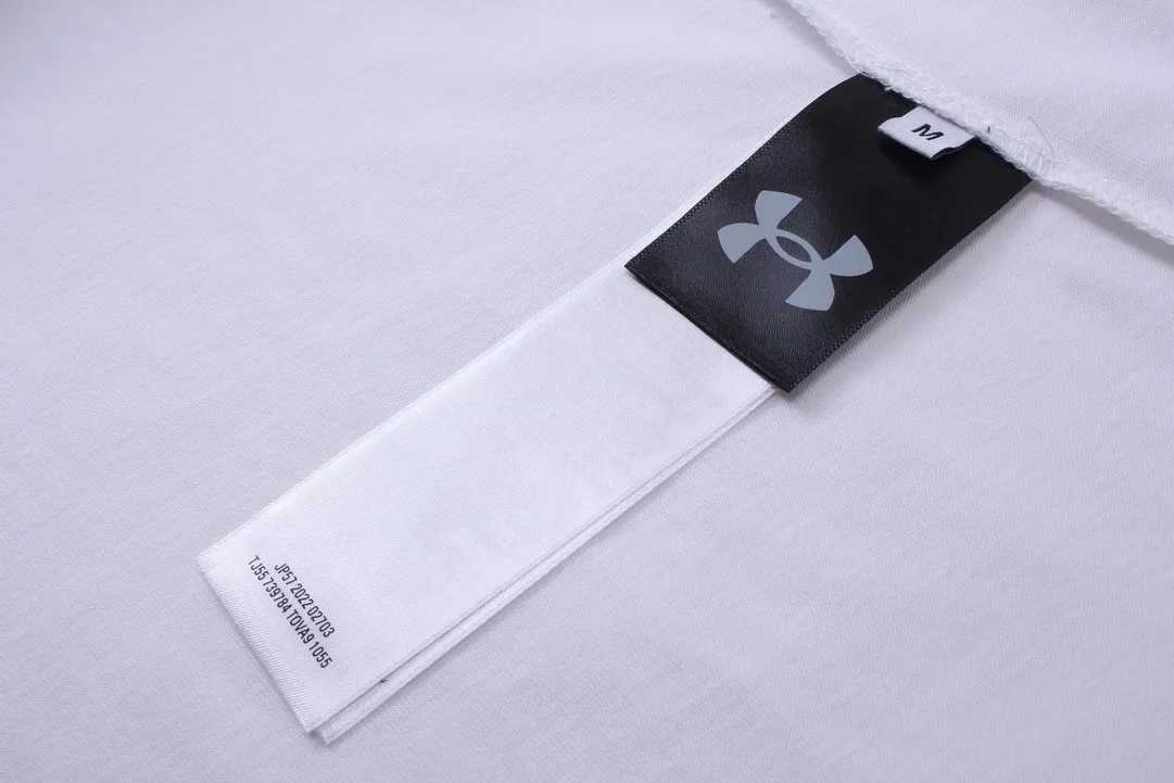 🅿️186 Real photos [Top version. Official website quality] BALENCI*GA/Paris joint Under Armor front and rear embroidered short-sleeved T-shirt # SS24 latest model. Research and development at the first time, different market currencies. Comparisons welcome. The fabric is made of Paris ZP custom-woven and dyed cotton double yarn. Weighing 260 grams, the cloth surface is clean. The cloth pattern is clear, soft and comfortable. The threads are dyed with no color difference. The classic LOGO pattern embroidery is embroidered by Tajima imported machine. The letters are clear, three-dimensional and without burrs. Jubie market produces pictures based on pictures. Welcome to compare. The version adopts OS loose shoulder design. Same style for men and women. Code: BL223372 Color: black, red, white Size: XS S M L