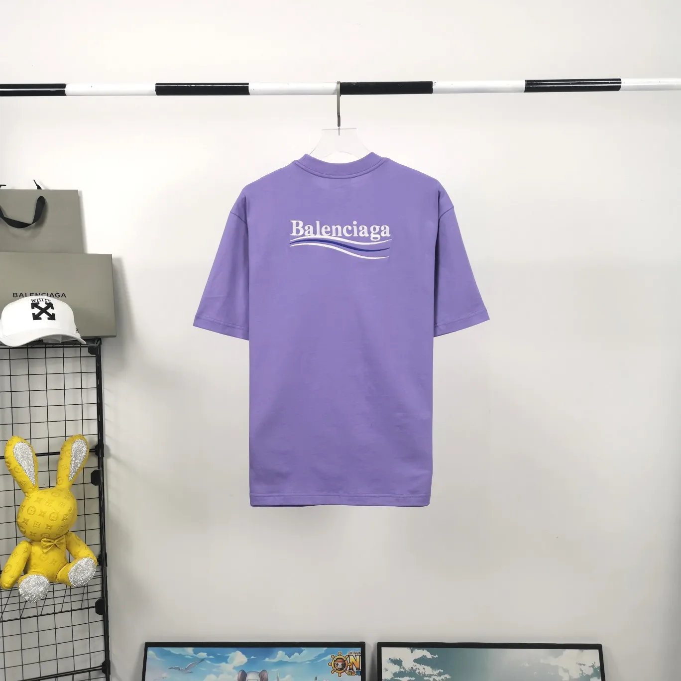 [New arrival] The top tested version of Balenciaga BALENCIAGA Cola Malone embroidery printed male and female couple star same style short-sleeved T-shirt in three colors, guaranteed to be the same as the original fabric, no color difference! Customized dyeing in a package! INS, Xiaohongshu’s popular style, classics that never fade away! The king of orders in Spain, the fried chicken is highly recommended! 32S 280g pure cotton double yarn fabric, comfortable and wide! Full of drape! The printing uses Tajima embroidery machine imported from Japan, which is known as the fighter among embroidery machines. The embroidery is meticulous, with no threads or skipped threads, the printing and embroidery are full and fine, and the letter spacing is consistent with ZP! Wearing it gives you full confidence and peace of mind! The labels and washes are all correct! On behalf of G at the same level! Consistent packaging at the counter!  Size: XS-L Color: Beige, taro purple, active gray, light hemp gray P:260
