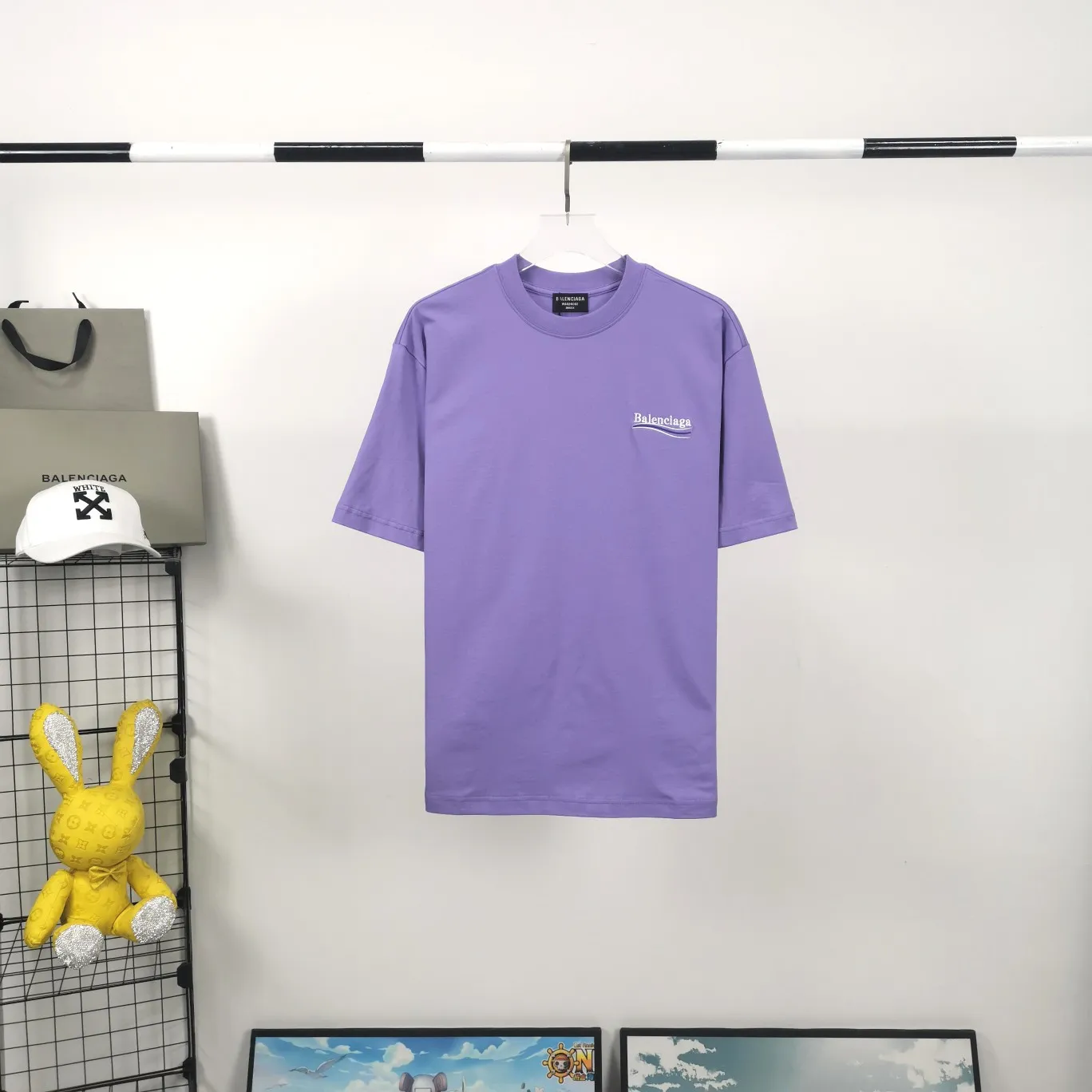 [New arrival] The top tested version of Balenciaga BALENCIAGA Cola Malone embroidery printed male and female couple star same style short-sleeved T-shirt in three colors, guaranteed to be the same as the original fabric, no color difference! Customized dyeing in a package! INS, Xiaohongshu’s popular style, classics that never fade away! The king of orders in Spain, the fried chicken is highly recommended! 32S 280g pure cotton double yarn fabric, comfortable and wide! Full of drape! The printing uses Tajima embroidery machine imported from Japan, which is known as the fighter among embroidery machines. The embroidery is meticulous, with no threads or skipped threads, the printing and embroidery are full and fine, and the letter spacing is consistent with ZP! Wearing it gives you full confidence and peace of mind! The labels and washes are all correct! On behalf of G at the same level! Consistent packaging at the counter!  Size: XS-L Color: Beige, taro purple, active gray, light hemp gray P:260