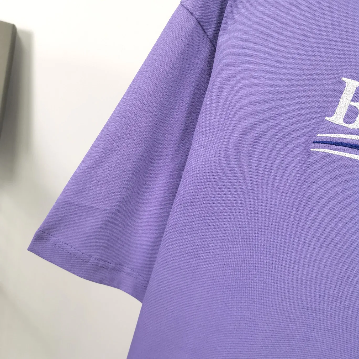 [New arrival] The top tested version of Balenciaga BALENCIAGA Cola Malone embroidery printed male and female couple star same style short-sleeved T-shirt in three colors, guaranteed to be the same as the original fabric, no color difference! Customized dyeing in a package! INS, Xiaohongshu’s popular style, classics that never fade away! The king of orders in Spain, the fried chicken is highly recommended! 32S 280g pure cotton double yarn fabric, comfortable and wide! Full of drape! The printing uses Tajima embroidery machine imported from Japan, which is known as the fighter among embroidery machines. The embroidery is meticulous, with no threads or skipped threads, the printing and embroidery are full and fine, and the letter spacing is consistent with ZP! Wearing it gives you full confidence and peace of mind! The labels and washes are all correct! On behalf of G at the same level! Consistent packaging at the counter!  Size: XS-L Color: Beige, taro purple, active gray, light hemp gray P:260