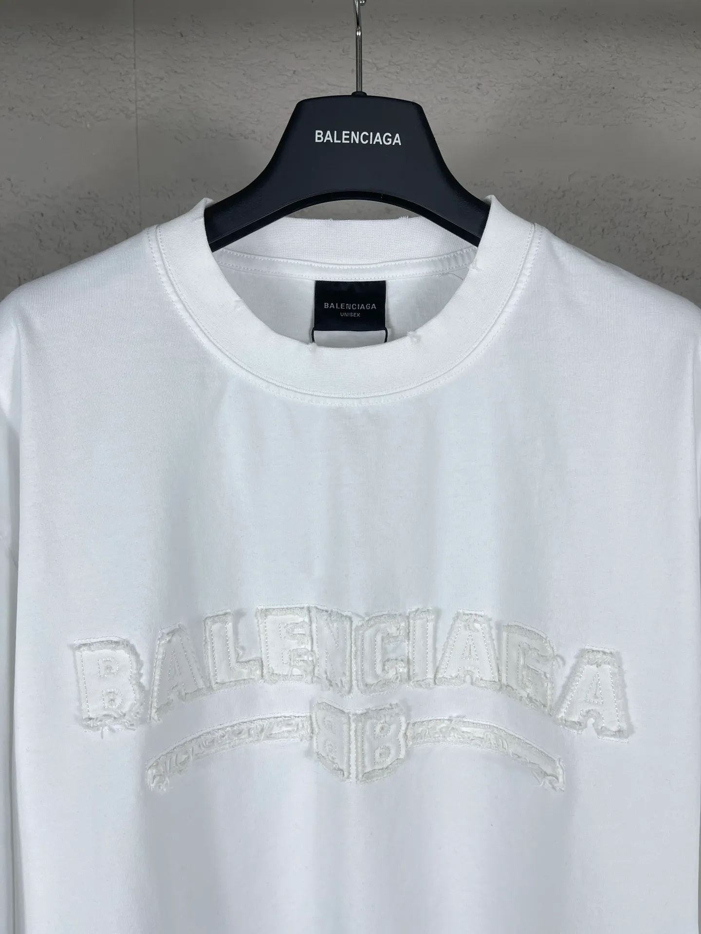 🅿️200 Actual pictures [Top version. Official website quality] BALENCI*GA/Paris #2025 new style letter LOGO chest patch embroidery, washed and worn hem, hand-polished short-sleeved T-shirt. Welcome to compare. The fabric is made of Paris ZP custom-woven and dyed cotton double yarn, with a weight of 260 grams. The cloth surface is clean. The cloth pattern is clear, soft and comfortable. The threads are dyed with no color difference. The classic letter LOGO is embroidered with imported Tajima embroidery machine. The effect is three-dimensional. Restore the brick cabinet, adopt OS loose shoulder style. Same style for men and women. Coding: BL253651 Color: washed black, white Size: XS S M L
