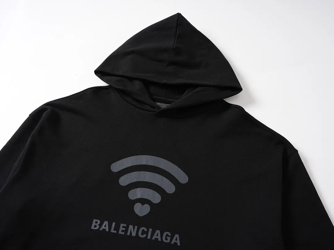 🅿️300 real photos [Top version. Official website quality] BALENCI*GA/Paris. 2024 limited edition. 520 limited edition WI-FI catwalk style printed hooded sweatshirt, synchronized with brick cabinets. Developed genuine product in the first time, enjoy printing and comparison! The fabric is made of Paris ZP custom-woven and dyed cotton sweatshirt. Weighing 460 grams, the cloth surface is clean. The cloth pattern is clear, soft and comfortable. The threads are dyed with no color difference. The printing uses environmentally friendly imported materials. The letters are clear and the effect is three-dimensional. The version adopts OS loose shoulder design. Same style for men and women. Code: BL238915 Color: black, off-white Size: XS S M L
