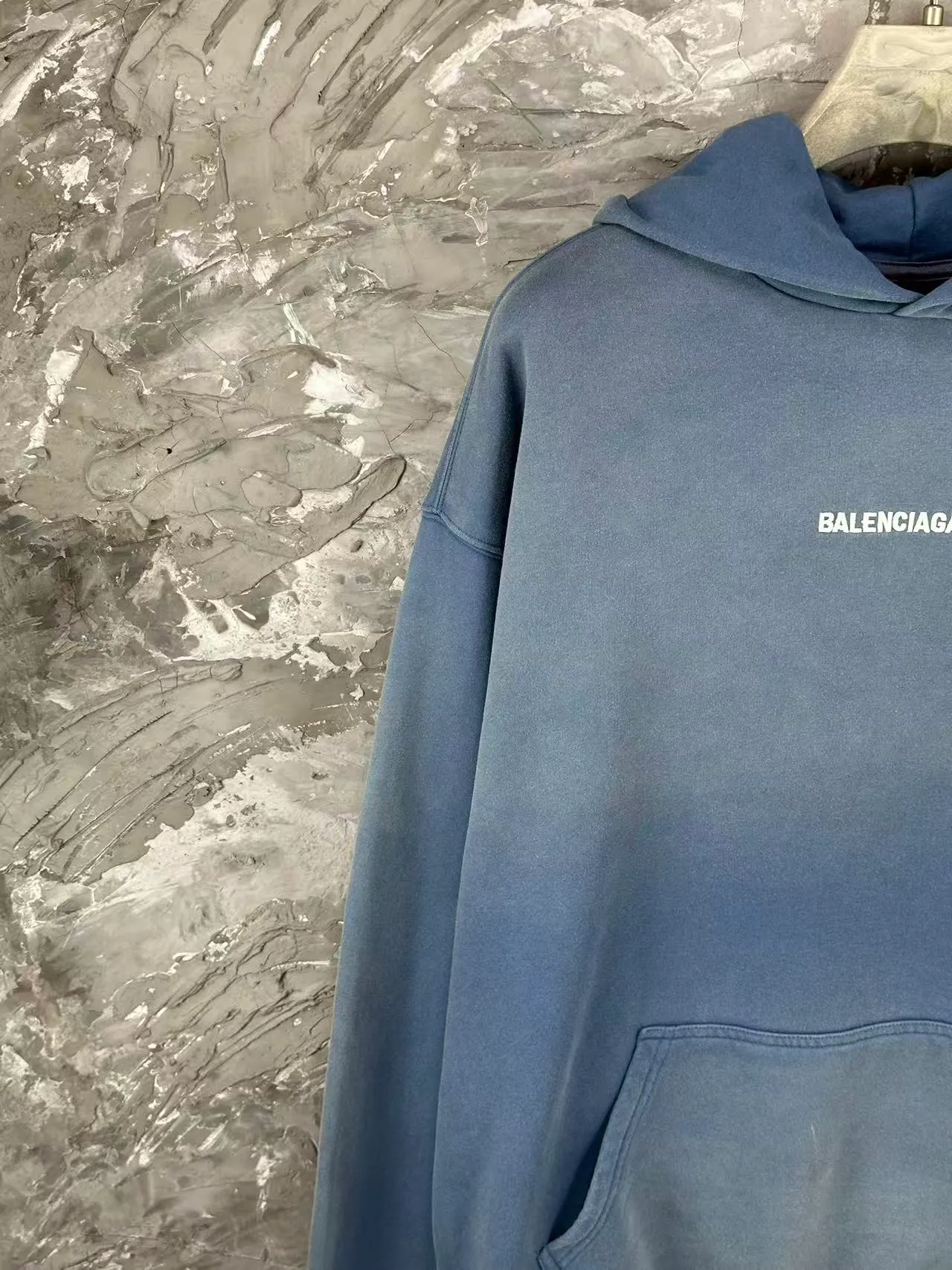 🅿️370 - BALENCI*GA Paris small letter embroidery hooded long-sleeved sweatshirt. The front pattern is imported from Tajima embroidery machine. The ready-made clothes are sprayed with horse wash to make them old. The letters are clear. The effect is three-dimensional. Exclusively pattern-woven and dyed 460g fabric. Threads are dyed in the same vat with zero color difference. Brick cabinet synchronization. Welcome to compare. Same style for men and women -Color: washed purple washed blue -SIZE: Xs S M L Style number 8969#