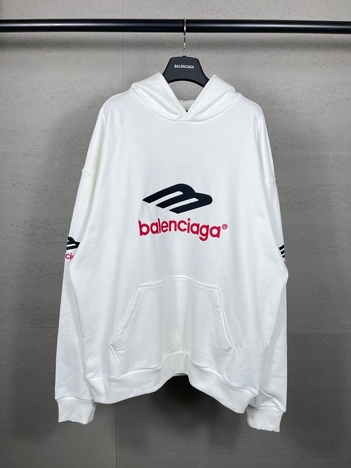 🅿️316 real photos [Top version. Official website quality] BALENCI*GA/Paris BALENCI*GA#2024 latest model, large letter LOGO icon embroidered hooded sweatshirt. Brick cabinet synchronization. Develop and develop genuine products at the first time. Embroidery. All colors are on the same board. Welcome to compare! The fabric is made of Paris ZP custom-woven and dyed cotton double-yarn large parka. The weight is 450 grams. The cloth surface is clean. The cloth pattern is clear. It is soft and comfortable. It has good color fastness and is not easy to change color. The threads are woven and dyed with no color difference. The embroidery is done using an imported Tajima embroidery machine, with a three-dimensional effect and clear lines. There are no burrs and miscellaneous threads, and the embroidery is of ultra-high craftsmanship. The version adopts OS loose shoulder design. Same style for men and women. Code: BL238006 Color: dark blue gray, white Size: XS S M L