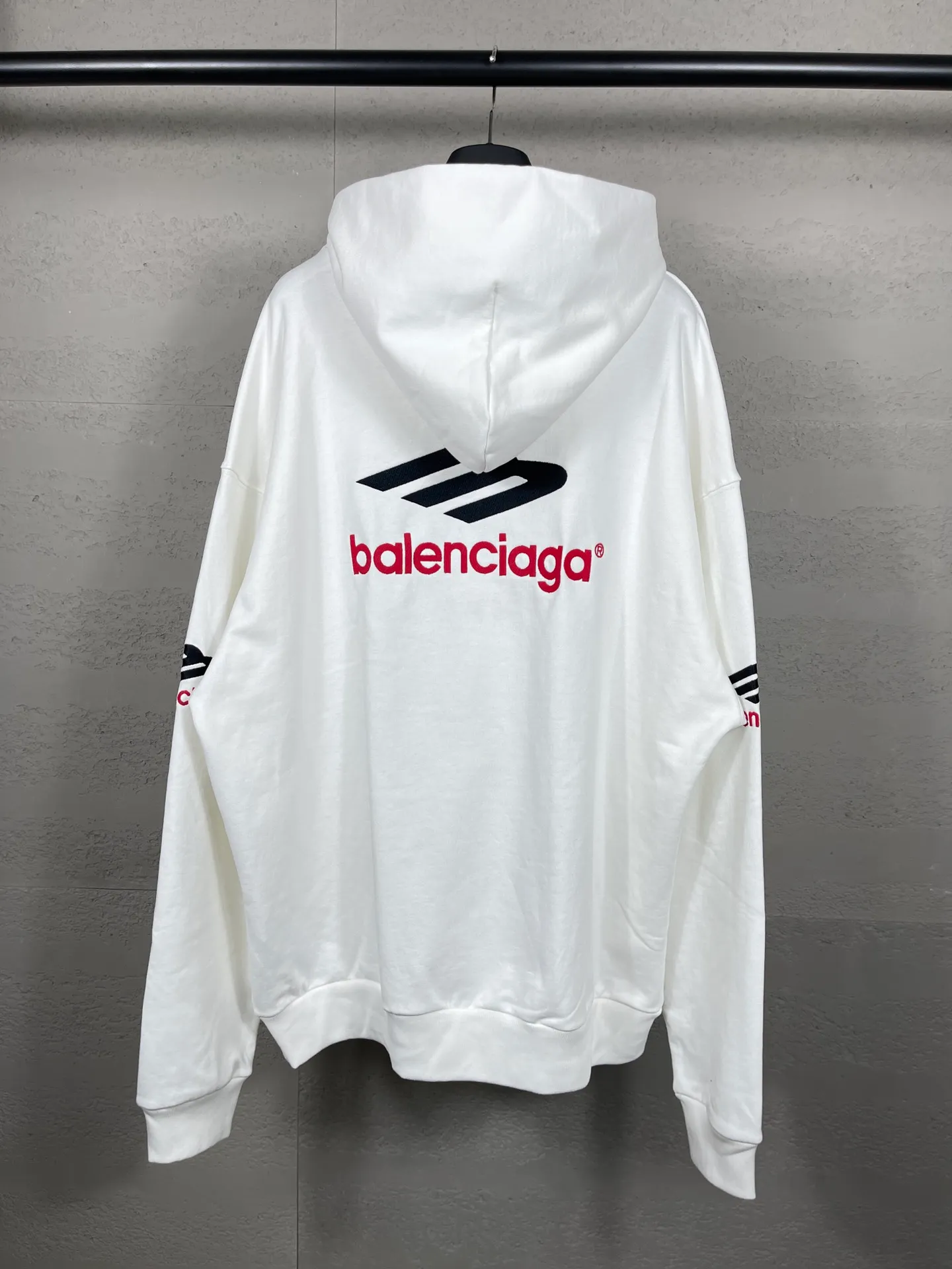 🅿️316 real photos [Top version. Official website quality] BALENCI*GA/Paris BALENCI*GA#2024 latest model, large letter LOGO icon embroidered hooded sweatshirt. Brick cabinet synchronization. Develop and develop genuine products at the first time. Embroidery. All colors are on the same board. Welcome to compare! The fabric is made of Paris ZP custom-woven and dyed cotton double-yarn large parka. The weight is 450 grams. The cloth surface is clean. The cloth pattern is clear. It is soft and comfortable. It has good color fastness and is not easy to change color. The threads are woven and dyed with no color difference. The embroidery is done using an imported Tajima embroidery machine, with a three-dimensional effect and clear lines. There are no burrs and miscellaneous threads, and the embroidery is of ultra-high craftsmanship. The version adopts OS loose shoulder design. Same style for men and women. Code: BL238006 Color: dark blue gray, white Size: XS S M L