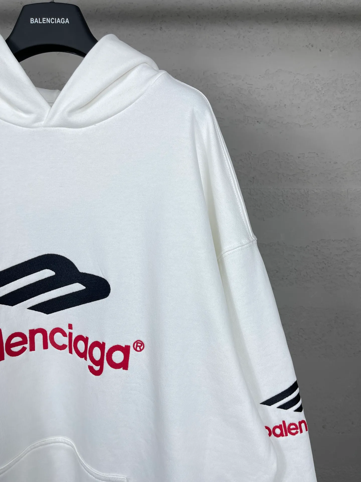 🅿️316 real photos [Top version. Official website quality] BALENCI*GA/Paris BALENCI*GA#2024 latest model, large letter LOGO icon embroidered hooded sweatshirt. Brick cabinet synchronization. Develop and develop genuine products at the first time. Embroidery. All colors are on the same board. Welcome to compare! The fabric is made of Paris ZP custom-woven and dyed cotton double-yarn large parka. The weight is 450 grams. The cloth surface is clean. The cloth pattern is clear. It is soft and comfortable. It has good color fastness and is not easy to change color. The threads are woven and dyed with no color difference. The embroidery is done using an imported Tajima embroidery machine, with a three-dimensional effect and clear lines. There are no burrs and miscellaneous threads, and the embroidery is of ultra-high craftsmanship. The version adopts OS loose shoulder design. Same style for men and women. Code: BL238006 Color: dark blue gray, white Size: XS S M L