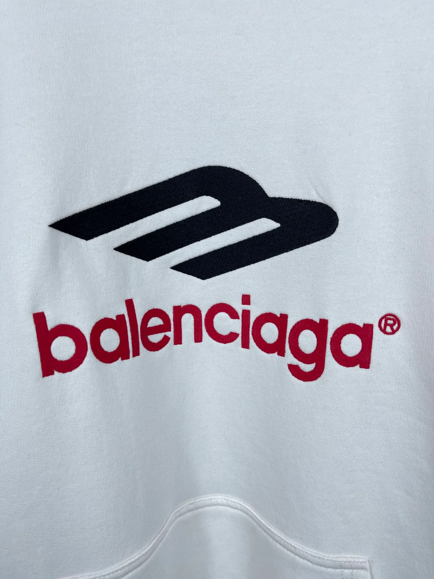 🅿️316 real photos [Top version. Official website quality] BALENCI*GA/Paris BALENCI*GA#2024 latest model, large letter LOGO icon embroidered hooded sweatshirt. Brick cabinet synchronization. Develop and develop genuine products at the first time. Embroidery. All colors are on the same board. Welcome to compare! The fabric is made of Paris ZP custom-woven and dyed cotton double-yarn large parka. The weight is 450 grams. The cloth surface is clean. The cloth pattern is clear. It is soft and comfortable. It has good color fastness and is not easy to change color. The threads are woven and dyed with no color difference. The embroidery is done using an imported Tajima embroidery machine, with a three-dimensional effect and clear lines. There are no burrs and miscellaneous threads, and the embroidery is of ultra-high craftsmanship. The version adopts OS loose shoulder design. Same style for men and women. Code: BL238006 Color: dark blue gray, white Size: XS S M L