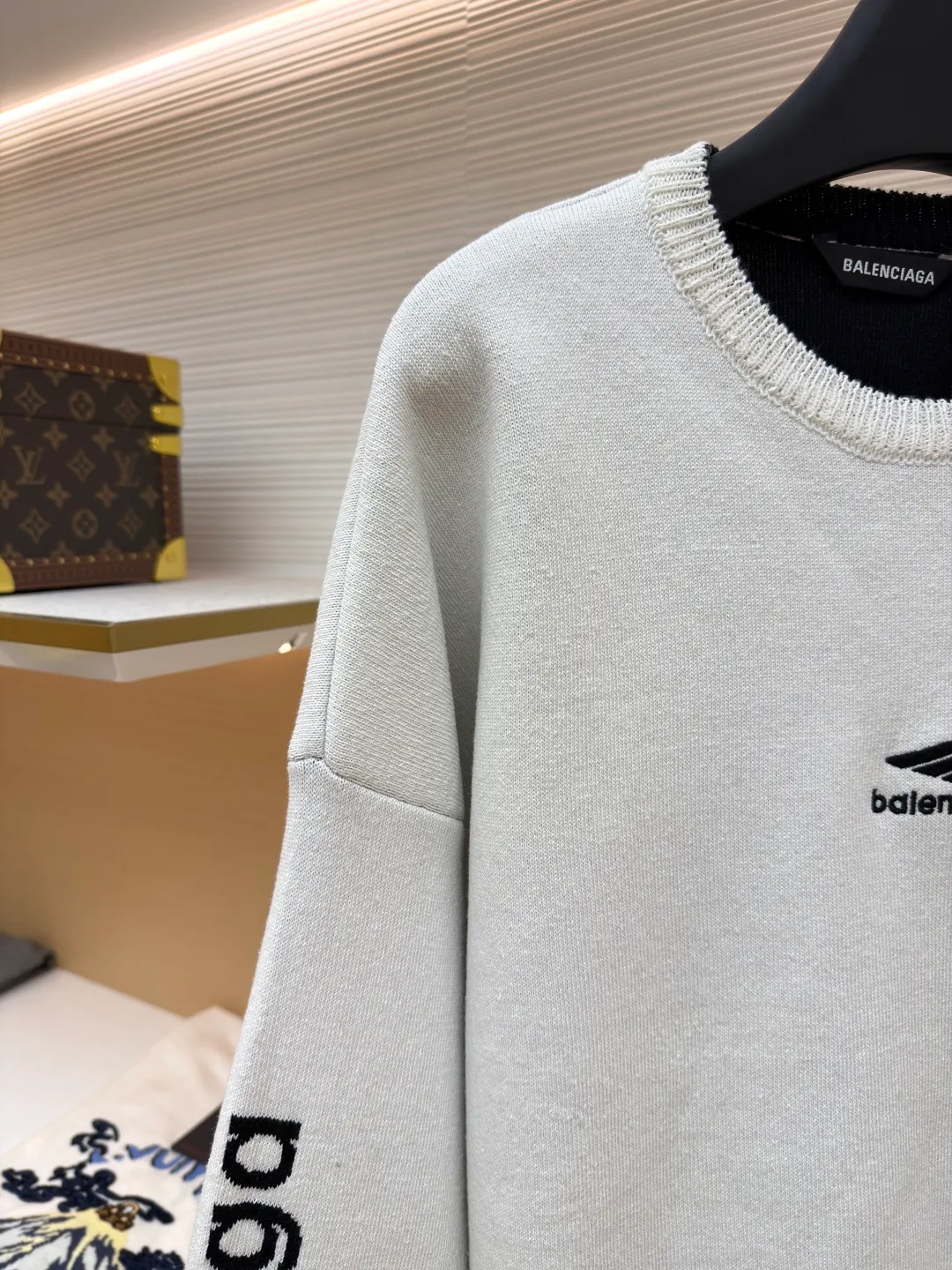 Balenciaga SKI ski series wool knitted sweater ●Original version: purchased and developed by 13282 ●Item number: 1681711-A75 ●Fabric: wool blended fabric ●Technology: knitted production ●Color: white ●Version: loose fit ●Weight: about 895 grams ●Size: XS-S-M ●Description: The main body of the fabric is made of high-quality wool blend. The addition of wool not only provides the iconic soft touch and luxurious luster, but also gives the clothing natural temperature regulation and moisture wicking properties. This means it can effectively lock in body temperature in cold environments, while helping water evaporate to keep skin dry when exercise generates heat. Pure wool may be warm but can be heavy and prone to shrinkage. The blending technology used by Balenciaga must incorporate other natural fibers to optimize the durability, wrinkle resistance and morphological stability of the fabric. The determination of this blending ratio is an exquisite balance between the brand's pursuit of ultimate comfort and meeting the actual needs of skiing. Lycra double-sided bottom technology is used on the hem and the inside of the cuffs of the clothing. This refers to the highly elastic Lycra fiber being woven into a double-layer structure to form a closing edge with strong resilience. Complexity reflected: The core of this craft lies in the "double side". It is not a simple rib, but uses complex double-sided knitting technology to give a smooth and delicate visual effect to both the inside and outside, while forming an "invisible" strong bundle on the inside. The purpose is: Pressure-free comfort: The elasticity provided by Lycra is dynamic, fast enough, and does not restrict body movements, achieving the unity of sports function and comfort. The overall wiring is straight and delicate, the fabric is comfortable and soft, and the color is consistent without color difference. It can be matched with the same style to create a fashionable look and control various occasions. Customized accessories, complete with three standards, same style for men and women!