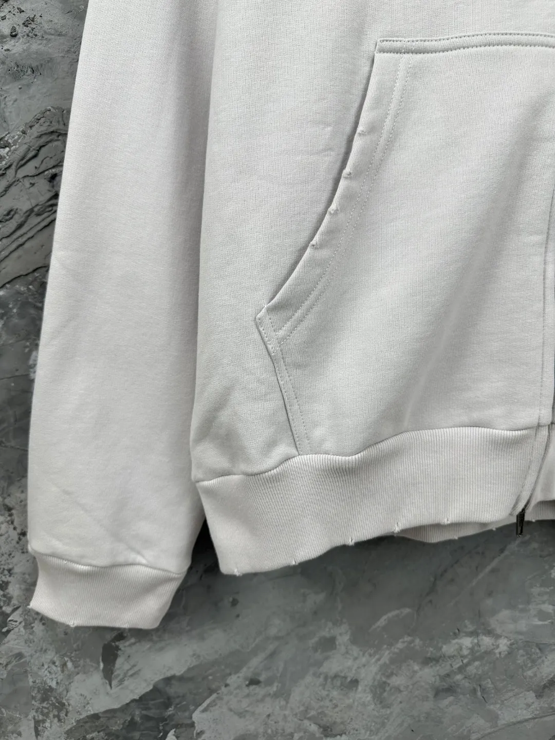 🅿️390 - BALENCI*GA Paris embroidered small letter hooded sweatshirt. The front and back embroidery is finely embroidered by imported Tajima embroidery machines. Handmade masters position and polish. Customized matching hardware. Clear letters. Three-dimensional effect. Exclusively pattern-matched, custom-woven and dyed 460g fabric. Threads are dyed in the same cylinder with zero color difference. Brick cabinet synchronization. Welcome to compare. Same style for men and women -Color: black, off-white -SIZE: Xs S M L Style number 8980#