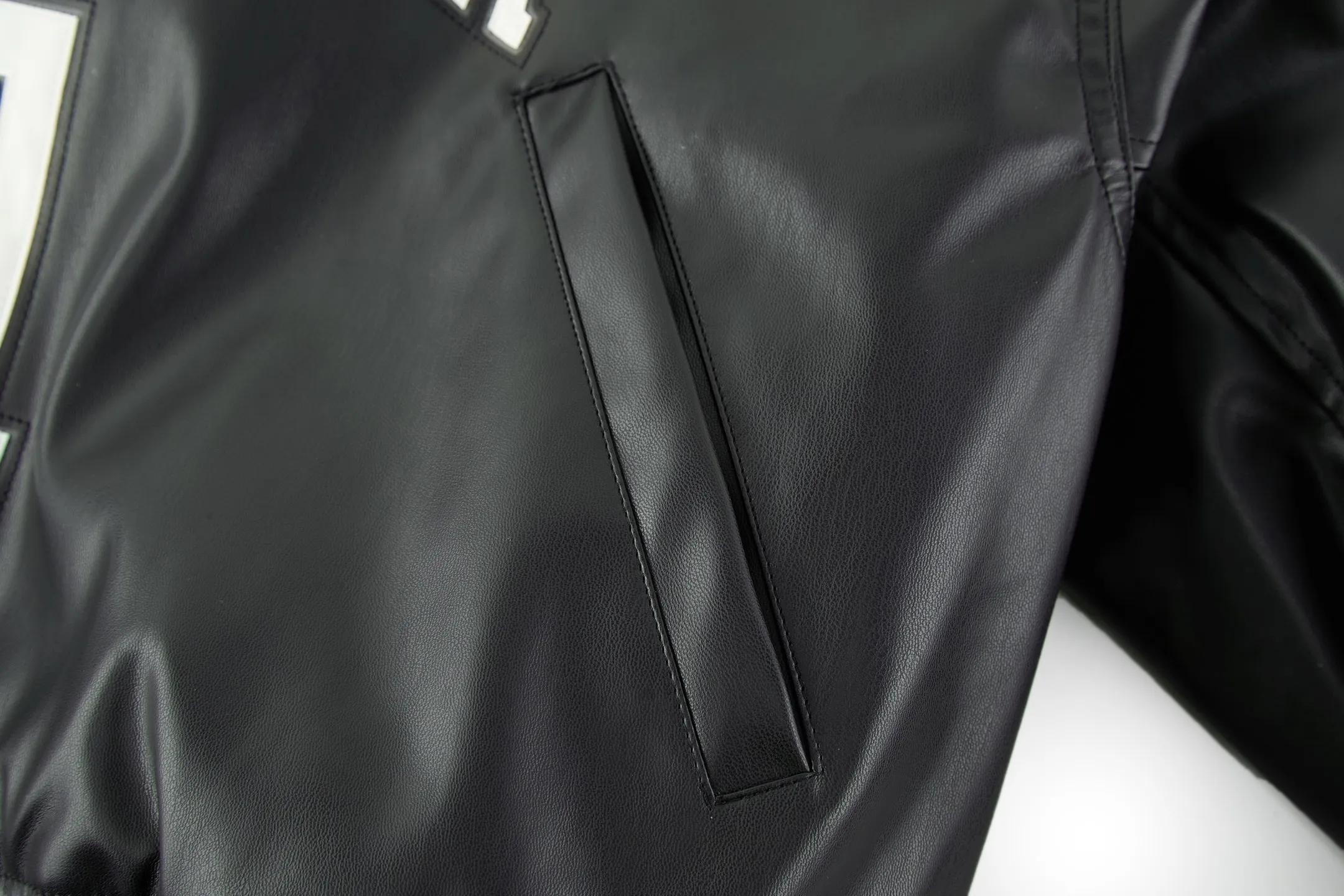 🅿️920 BLCG 01 Basketball Series Baseball Leather Jacket The fabric is made of customized environmentally friendly pu leather material with thin cotton lining. The letters are patch embroidered. They are laser cut first and then stitched and sewn in position, which is time-consuming and laborious. Size:XS-S-M-L