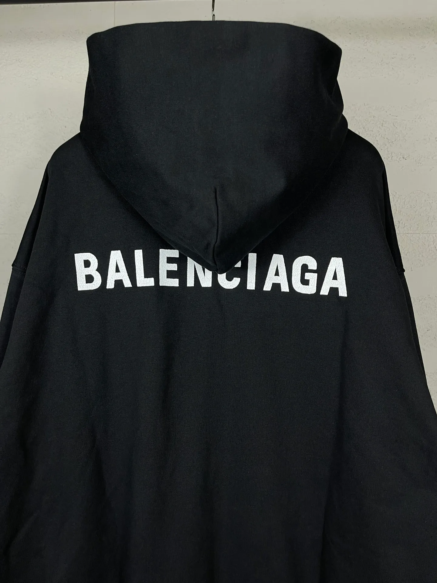 🅿️300 Detailed picture [Top version. Official website quality] BALENCI*GA/Paris#Classic model. Classic LOGO letter embroidered long-sleeved hooded sweatshirt on the front and back. 2024 autumn and winter brick cabinet synchronization.                       The fabric is made of Paris ZP custom-woven and dyed cotton double yarn David coat. The weight is 450 grams. The cloth surface is clean. The cloth pattern is clear, soft and comfortable. The threads are dyed with no color difference. The classic letters are embroidered with an imported Tajima embroidery machine. The letters are clear and the effect is three-dimensional, restoring the brick cabinet. The version adopts the OS loose shoulder style. The same style for men and women. Coding: BL238039 Color: black, ash, purple, khaki, off-white Size: XS S M L