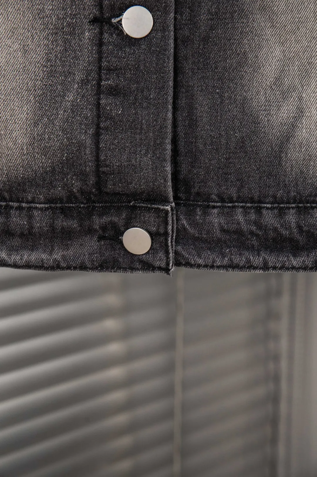 🅿️300 new model number: B155 BALENCIAGA Balenciaga washed gradient back embroidered logo denim jacket for men and women 1️⃣Using high-quality denim fabric washing process, the upper body is soft and comfortable after washing, extremely delicate, feels solid, smooth and soft. The fabric does not wrinkle, and the feel is invincible. The details are perfectly handled! 2️⃣It is very youthful and energetic, and can be easily worn by both men and women. It is very in line with the fashion aesthetic concepts of today's young people! 3️⃣ A full set of customized accessories, complete with three standards, same style for men and women, a must-have style for couples. Color: Denim Black Size: S, M, L, XL