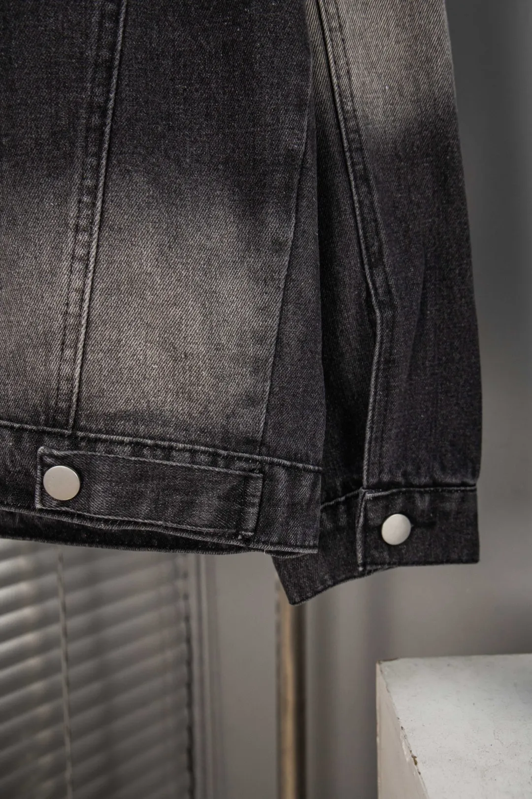 🅿️300 new model number: B155 BALENCIAGA Balenciaga washed gradient back embroidered logo denim jacket for men and women 1️⃣Using high-quality denim fabric washing process, the upper body is soft and comfortable after washing, extremely delicate, feels solid, smooth and soft. The fabric does not wrinkle, and the feel is invincible. The details are perfectly handled! 2️⃣It is very youthful and energetic, and can be easily worn by both men and women. It is very in line with the fashion aesthetic concepts of today's young people! 3️⃣ A full set of customized accessories, complete with three standards, same style for men and women, a must-have style for couples. Color: Denim Black Size: S, M, L, XL