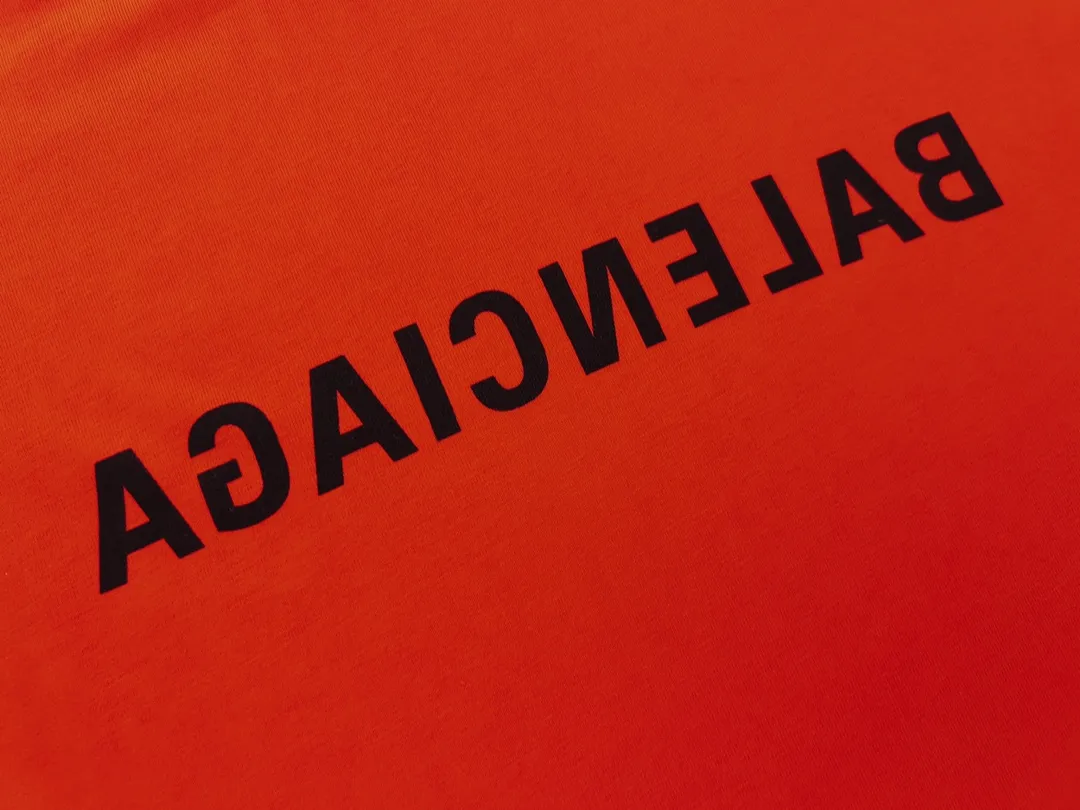 🅿️166 Detailed picture [Top version. Official website quality] BALENCI*GA/Paris BALENCI*GA# 2023 spring and summer new style, positive printed reverse mirror LOGO short-sleeved T-shirt. 2023 spring and summer new product. Brick cabinet synchronization. The fabric is made of Paris ZP custom-woven and dyed 100% cotton double yarn compact cotton. The weight is 260 grams, the cloth surface is clean. The cloth pattern is clear. Soft and comfortable. Good color fastness. Not easy to change color. The threads are woven and dyed with no color difference. The printing uses imported environmentally friendly rubber paddles, precision stencils, fine LOGO letters, clear letters, no burrs, and a three-dimensional effect. Restore brick cabinet. The version adopts OS loose shoulder version. Same style for men and women. Code: BL223081 Color: black, light gray, red. Size: XS to L