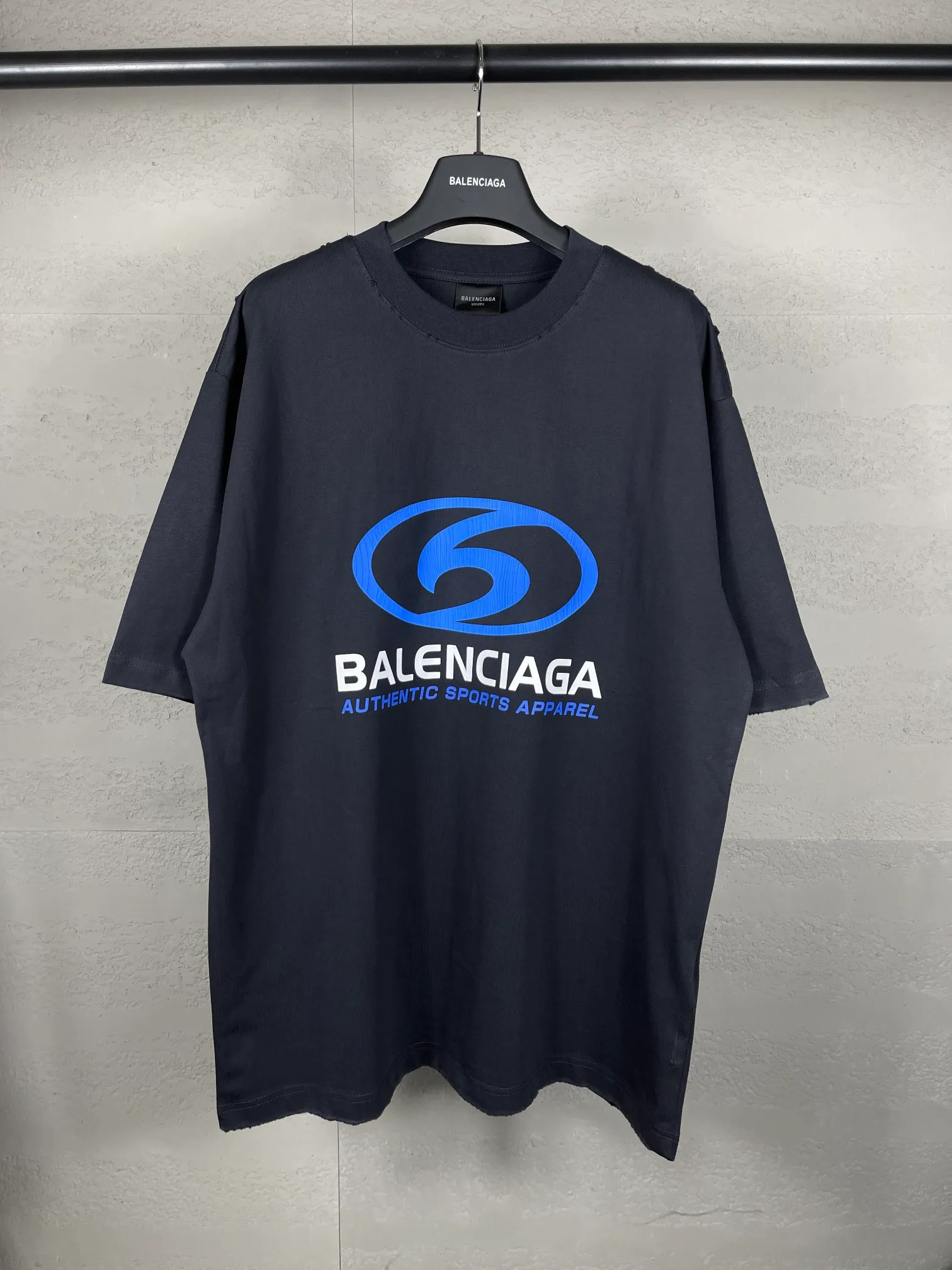 🅿️180 real photos [Top version. Official website quality] BALENCI*GA/Paris. 2024 new style. New LOGO straight crack printed ready-to-wear frayed distressed short-sleeved T-shirt, brick cabinet synchronization. Genuine product developed at the first time, happy to print and compare! The fabric is made of Paris ZP custom-woven and dyed cotton double yarn. Weighing 260 grams, the cloth surface is clean. The cloth pattern is clear, soft and comfortable. The threads are dyed with no color difference. The classic LOGO is printed using environmentally friendly imported materials, with clear straight-crack pattern letters and a three-dimensional effect. Restored brick cabinet. Ready-made garments are washed, worn and distressed. Different market currency. Welcome to compare. The version adopts OS loose shoulder design. Same style for men and women. Code: BL223305 Color: gray blue, apricot, yellow Size: XS to L