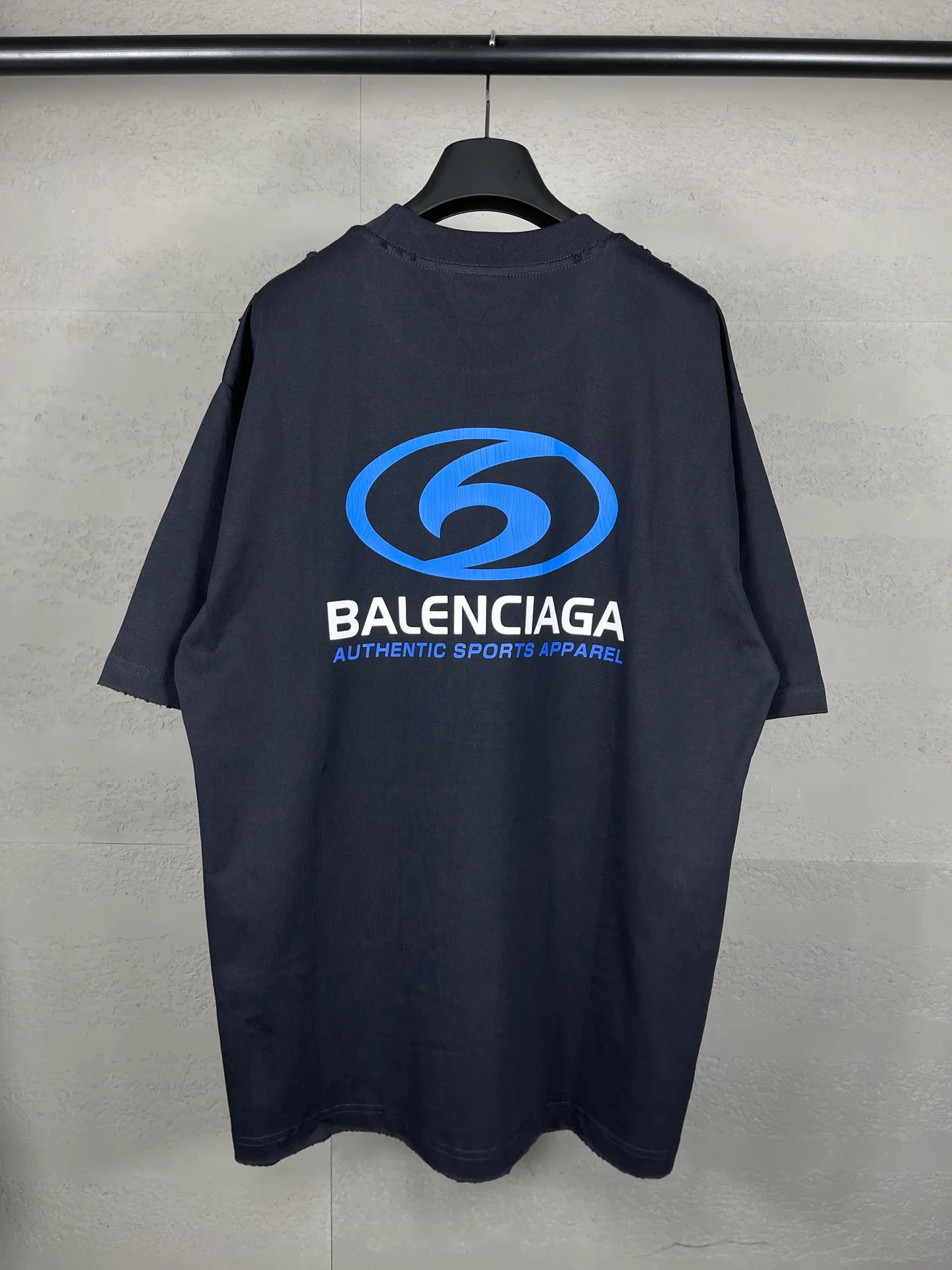 🅿️180 real photos [Top version. Official website quality] BALENCI*GA/Paris. 2024 new style. New LOGO straight crack printed ready-to-wear frayed distressed short-sleeved T-shirt, brick cabinet synchronization. Genuine product developed at the first time, happy to print and compare! The fabric is made of Paris ZP custom-woven and dyed cotton double yarn. Weighing 260 grams, the cloth surface is clean. The cloth pattern is clear, soft and comfortable. The threads are dyed with no color difference. The classic LOGO is printed using environmentally friendly imported materials, with clear straight-crack pattern letters and a three-dimensional effect. Restored brick cabinet. Ready-made garments are washed, worn and distressed. Different market currency. Welcome to compare. The version adopts OS loose shoulder design. Same style for men and women. Code: BL223305 Color: gray blue, apricot, yellow Size: XS to L