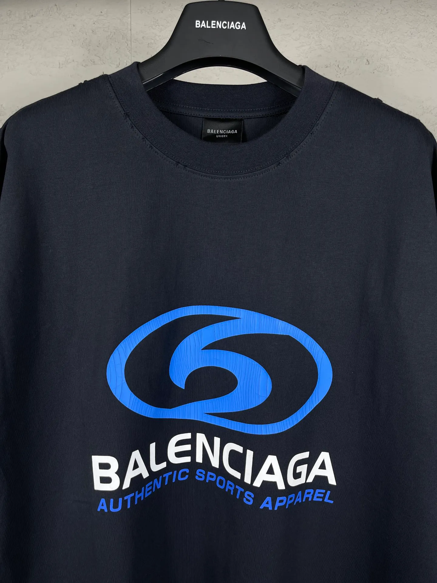 🅿️180 real photos [Top version. Official website quality] BALENCI*GA/Paris. 2024 new style. New LOGO straight crack printed ready-to-wear frayed distressed short-sleeved T-shirt, brick cabinet synchronization. Genuine product developed at the first time, happy to print and compare! The fabric is made of Paris ZP custom-woven and dyed cotton double yarn. Weighing 260 grams, the cloth surface is clean. The cloth pattern is clear, soft and comfortable. The threads are dyed with no color difference. The classic LOGO is printed using environmentally friendly imported materials, with clear straight-crack pattern letters and a three-dimensional effect. Restored brick cabinet. Ready-made garments are washed, worn and distressed. Different market currency. Welcome to compare. The version adopts OS loose shoulder design. Same style for men and women. Code: BL223305 Color: gray blue, apricot, yellow Size: XS to L