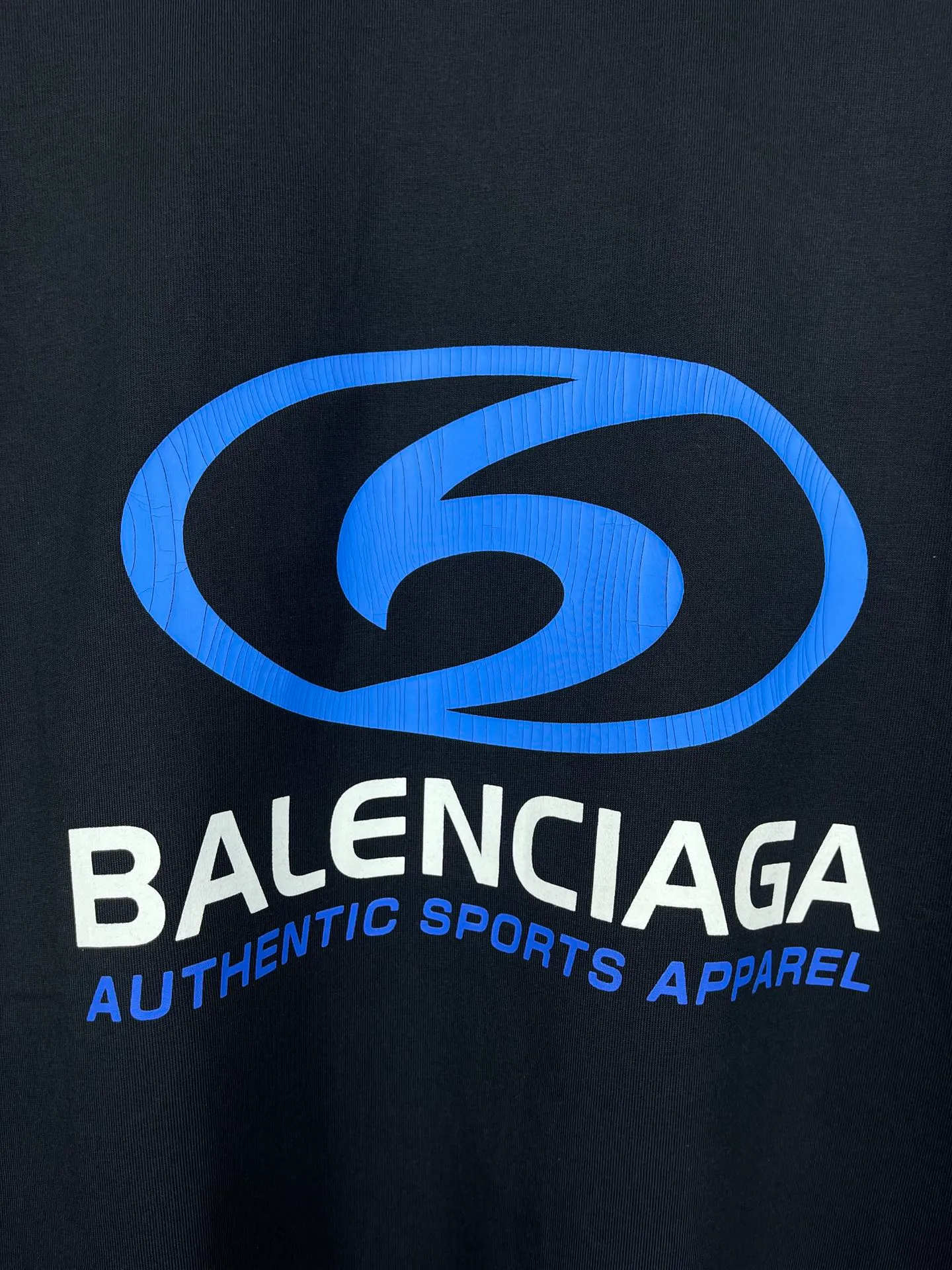 🅿️180 real photos [Top version. Official website quality] BALENCI*GA/Paris. 2024 new style. New LOGO straight crack printed ready-to-wear frayed distressed short-sleeved T-shirt, brick cabinet synchronization. Genuine product developed at the first time, happy to print and compare! The fabric is made of Paris ZP custom-woven and dyed cotton double yarn. Weighing 260 grams, the cloth surface is clean. The cloth pattern is clear, soft and comfortable. The threads are dyed with no color difference. The classic LOGO is printed using environmentally friendly imported materials, with clear straight-crack pattern letters and a three-dimensional effect. Restored brick cabinet. Ready-made garments are washed, worn and distressed. Different market currency. Welcome to compare. The version adopts OS loose shoulder design. Same style for men and women. Code: BL223305 Color: gray blue, apricot, yellow Size: XS to L