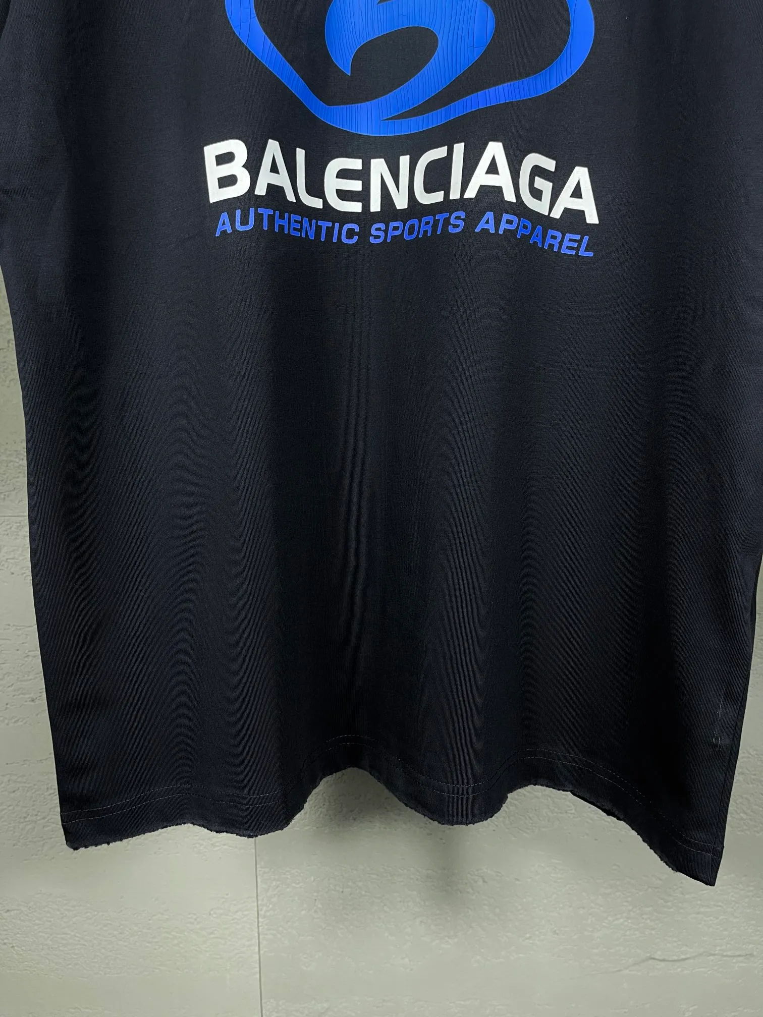 🅿️180 real photos [Top version. Official website quality] BALENCI*GA/Paris. 2024 new style. New LOGO straight crack printed ready-to-wear frayed distressed short-sleeved T-shirt, brick cabinet synchronization. Genuine product developed at the first time, happy to print and compare! The fabric is made of Paris ZP custom-woven and dyed cotton double yarn. Weighing 260 grams, the cloth surface is clean. The cloth pattern is clear, soft and comfortable. The threads are dyed with no color difference. The classic LOGO is printed using environmentally friendly imported materials, with clear straight-crack pattern letters and a three-dimensional effect. Restored brick cabinet. Ready-made garments are washed, worn and distressed. Different market currency. Welcome to compare. The version adopts OS loose shoulder design. Same style for men and women. Code: BL223305 Color: gray blue, apricot, yellow Size: XS to L