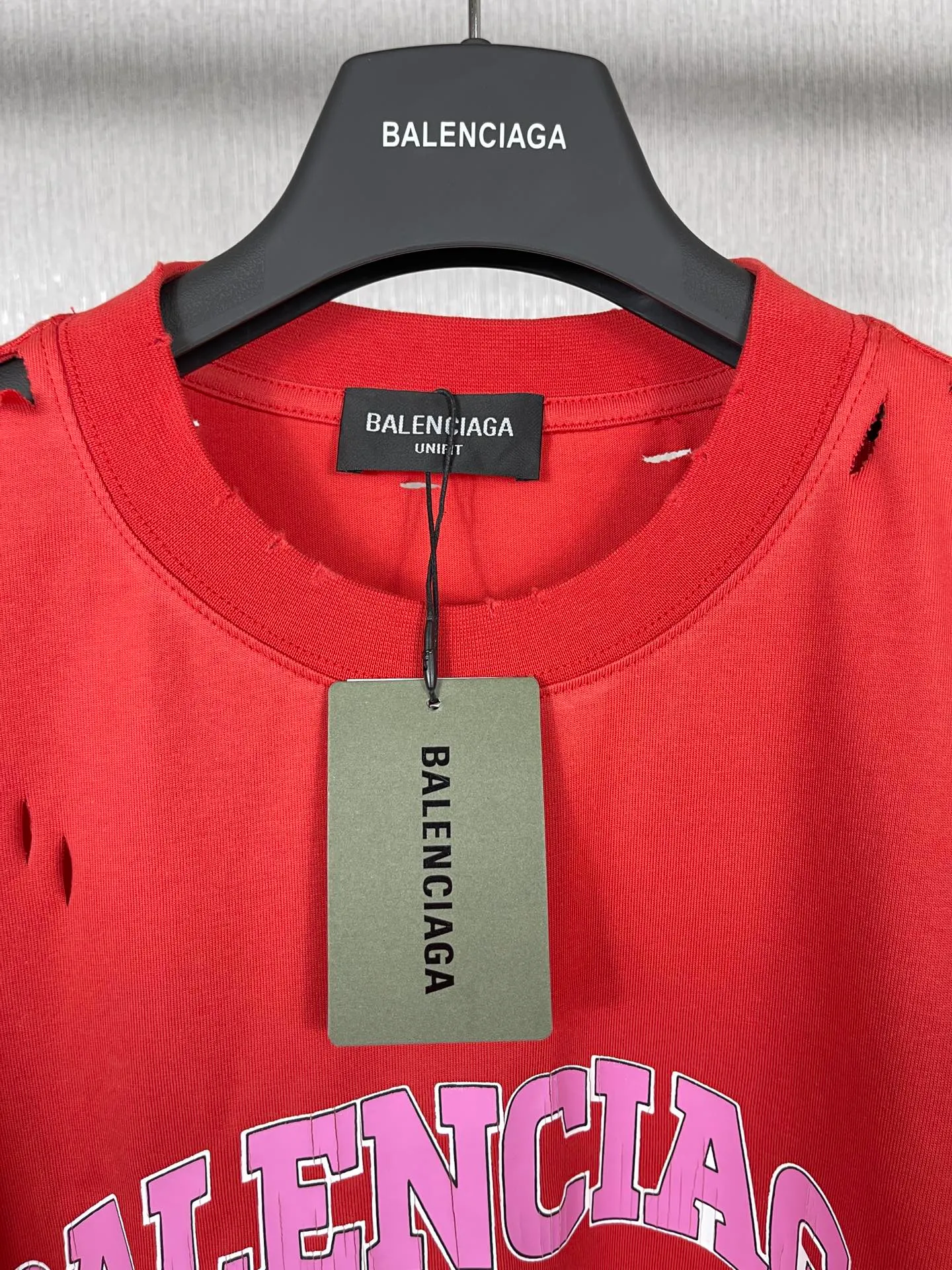 🅿️176 Actual pictures [Top version. Official website quality] BALENCI*GA/Paris. BB scissors LOGO printed ready-to-wear washed and distressed short-sleeved T-shirt. Brick cabinet synchronization. The fabric is made of Paris ZP custom-woven and dyed 100% cotton double yarn compact cotton. The weight is 260 grams, the cloth surface is clean. The cloth pattern is clear, soft and comfortable, and the thread is dyed with no color difference. The classic pattern is printed with environmentally friendly imported materials, straight cracks and cracked glue. Precision printing screen, the letters are clear and the effect is three-dimensional. Restored brick cabinet. The garments were washed and aged, and polished by many hands. Produced by super heavy craftsmanship, different market currencies, welcome to compare, the version adopts OS loose shoulder version. Same style for men and women. Code: BL223012 Color: washed black, lake blue, off-white, red Size: XS to L