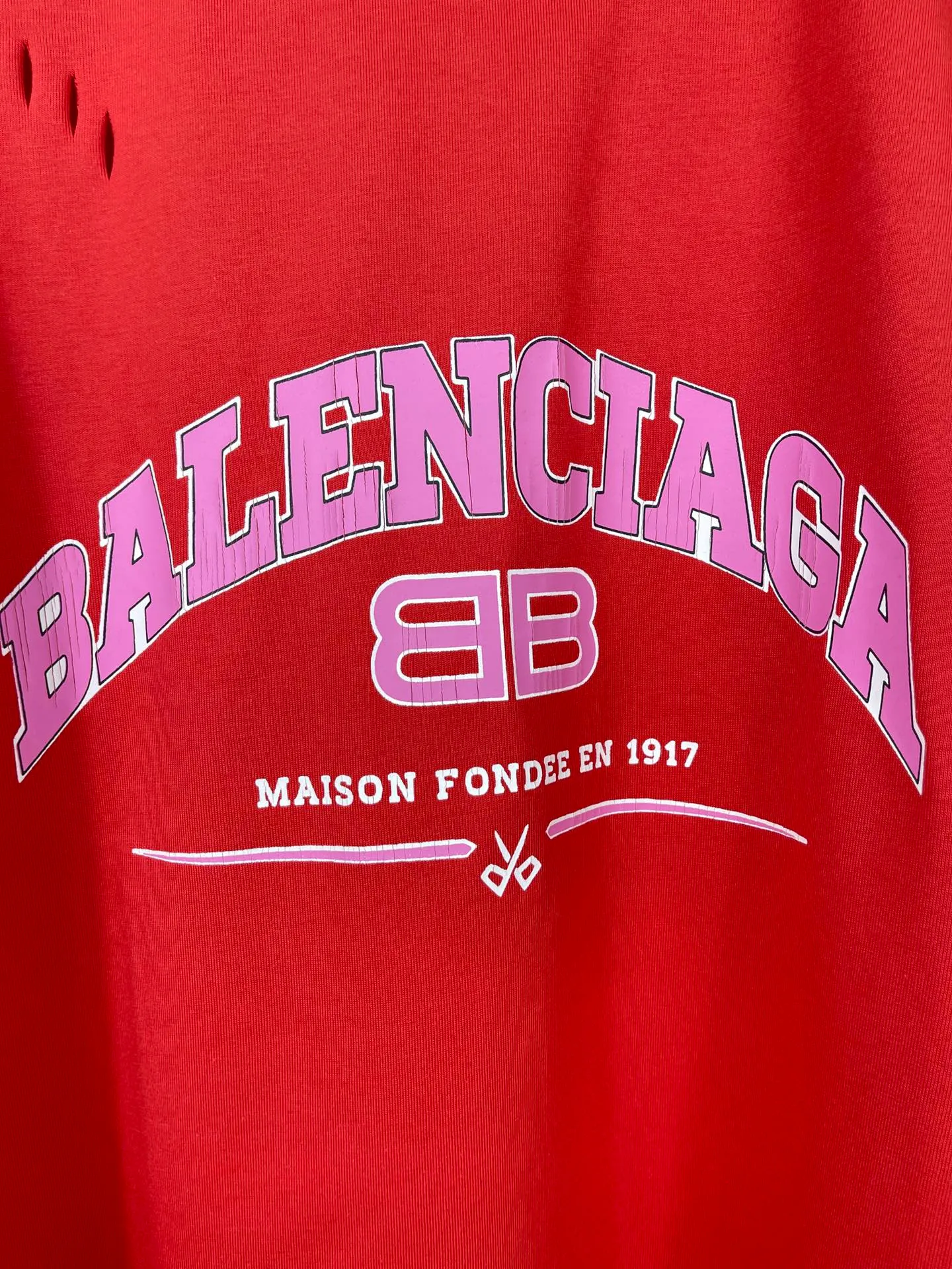 🅿️176 Actual pictures [Top version. Official website quality] BALENCI*GA/Paris. BB scissors LOGO printed ready-to-wear washed and distressed short-sleeved T-shirt. Brick cabinet synchronization. The fabric is made of Paris ZP custom-woven and dyed 100% cotton double yarn compact cotton. The weight is 260 grams, the cloth surface is clean. The cloth pattern is clear, soft and comfortable, and the thread is dyed with no color difference. The classic pattern is printed with environmentally friendly imported materials, straight cracks and cracked glue. Precision printing screen, the letters are clear and the effect is three-dimensional. Restored brick cabinet. The garments were washed and aged, and polished by many hands. Produced by super heavy craftsmanship, different market currencies, welcome to compare, the version adopts OS loose shoulder version. Same style for men and women. Code: BL223012 Color: washed black, lake blue, off-white, red Size: XS to L