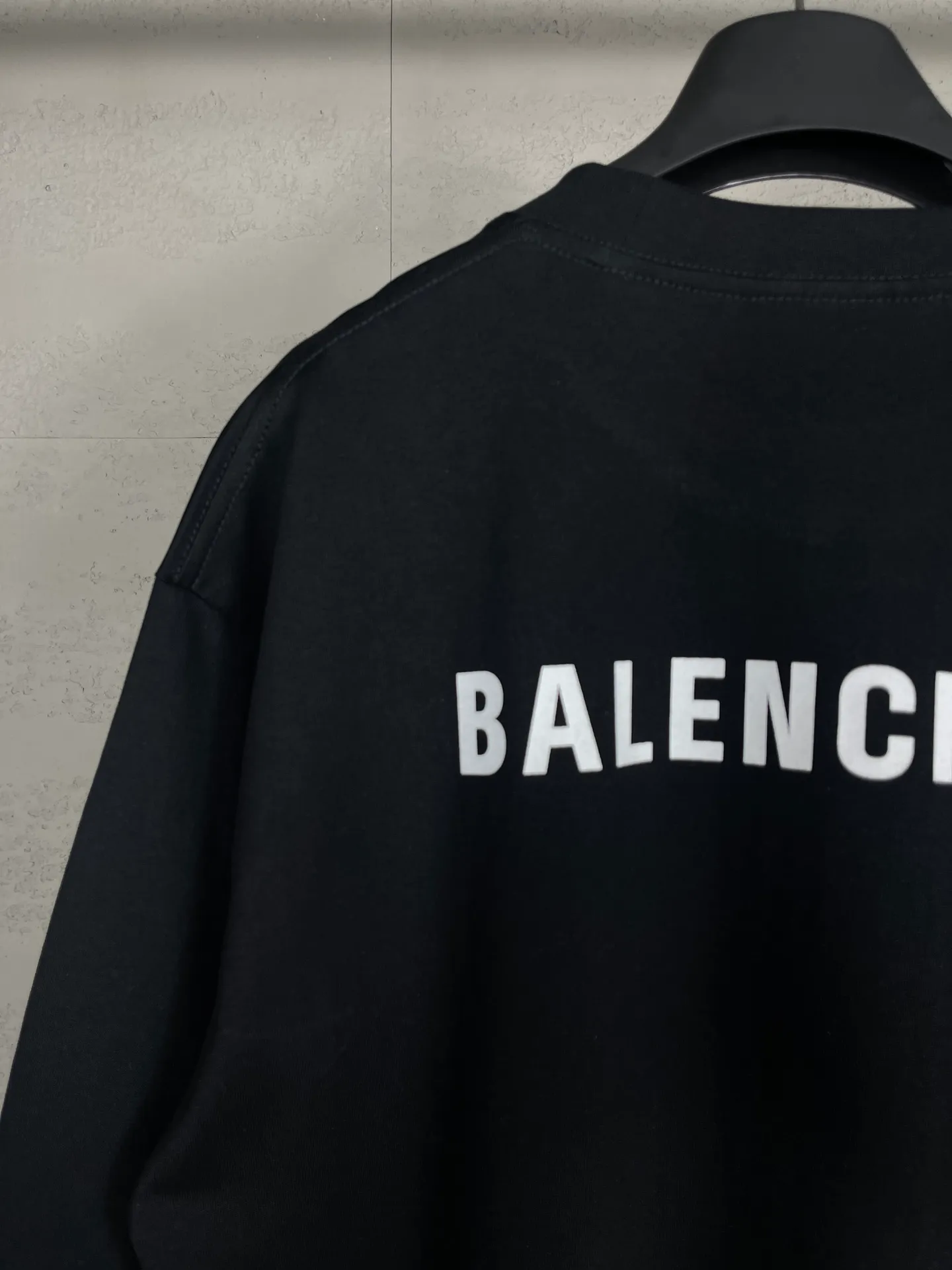 🅿️166 real photos [Top version. Official website quality] BALENCI*GA/Paris #Classic style. Classic letter printed short-sleeved T-shirt on the front and back #2023 spring and summer brick cabinet synchronization.                       The fabric is made of Paris ZP custom-woven and dyed cotton double yarn, weighing 260 grams. The cloth surface is clean. The cloth pattern is clear, soft and comfortable. The threads are dyed with no color difference. The classic letters are embroidered with an imported embroidery machine. The letters are clear and the effect is three-dimensional, restoring the brick cabinet. The version adopts the OS loose shoulder style. Same style for men and women. Coding: BL223006 Color: smoke gray, purple, light green, peacock blue, black, rice coffee, gray green Size: XS S M L