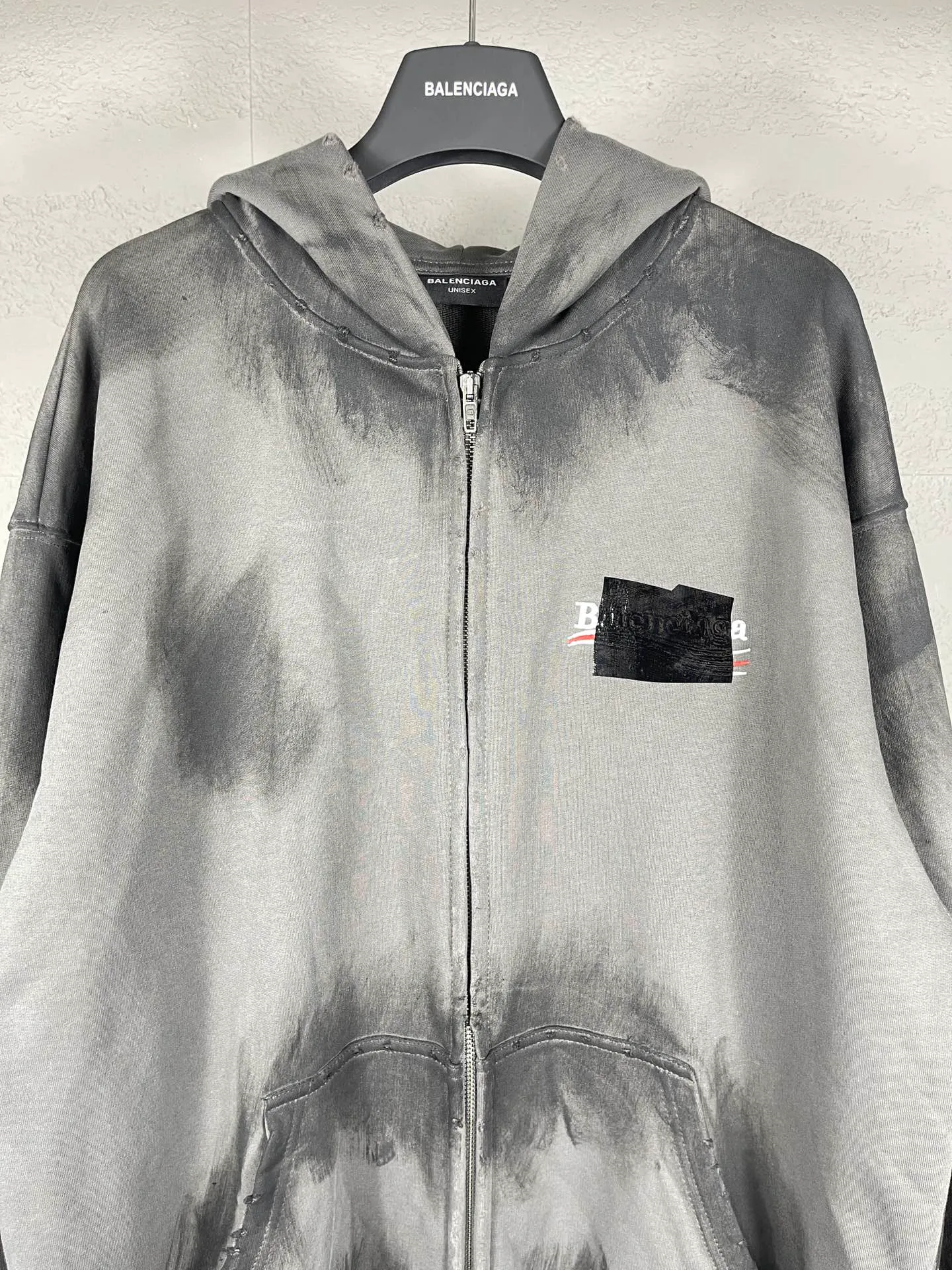 🅿️390 Actual photos [Top version. Official website quality] BALENCI*GA/Paris #Classic model. Coke embroidered hand-painted graffiti black tape cardigan hooded sweatshirt. The fabric is made of Paris ZP custom-woven and dyed cotton large sweatshirt. The weight is 450 grams. The cloth surface is clean. The cloth pattern is clear, soft and comfortable. The color fastness is good. It is not easy to change color. The threads are dyed with no color difference. The classic pattern embroidery uses an imported embroidery machine, and the embroidery thread color is the original color. The finished product is washed and worn, and hand-painted graffiti. Produced by looking at pictures at Jubie Market. The letters are clear. The three-dimensional effect is strong. The embroidered flowers are finished and the finished product is glued. The version adopts OS loose shoulder design. Same style for men and women. Code: BL238072 Color: black. Smoke gray. Size: XS S M L