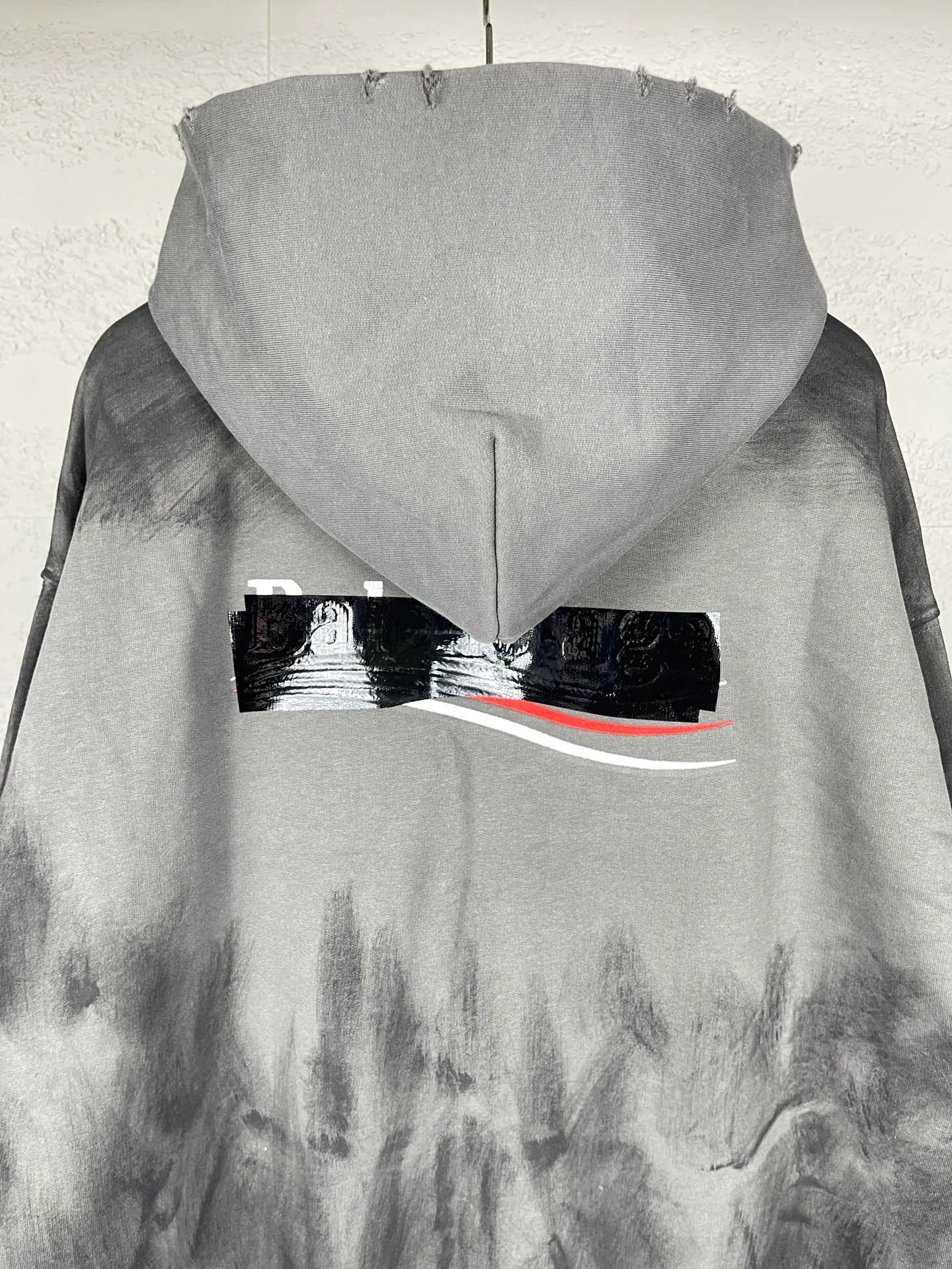 🅿️390 Actual photos [Top version. Official website quality] BALENCI*GA/Paris #Classic model. Coke embroidered hand-painted graffiti black tape cardigan hooded sweatshirt. The fabric is made of Paris ZP custom-woven and dyed cotton large sweatshirt. The weight is 450 grams. The cloth surface is clean. The cloth pattern is clear, soft and comfortable. The color fastness is good. It is not easy to change color. The threads are dyed with no color difference. The classic pattern embroidery uses an imported embroidery machine, and the embroidery thread color is the original color. The finished product is washed and worn, and hand-painted graffiti. Produced by looking at pictures at Jubie Market. The letters are clear. The three-dimensional effect is strong. The embroidered flowers are finished and the finished product is glued. The version adopts OS loose shoulder design. Same style for men and women. Code: BL238072 Color: black. Smoke gray. Size: XS S M L
