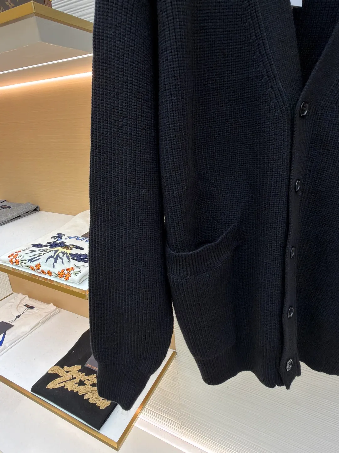 Balenciaga arm logo cardigan sweater ●Original version: Purchased and developed by 12527 ●Item number: 1681604-B15 ●Fabric: wool blended fabric ●Technology: knitting ●Color: black ●Version: loose fit ●Weight: about 1030 grams ●Size: S-M-L ●Description: Using wool blended yarn, the fabric composition is 65% cotton, 35% wool. The fabric pattern is stiff. The high cotton content can make the clothes have a sagging feeling and restore the original effect. The 35% wool content can fully tighten the fabric density and make the clothes achieve a certain level of warmth. Accessories: Leather The logo is made of natural silicone material. The original white fonts in the logo are custom-made. The sizes are consistent with the original version. This model is made of wool blended fabric and cardigan. The long sleeves and sleeves are decorated with logo art silicone works. The overall wiring is straight and delicate, the fabric is comfortable and soft, and the color is consistent without color difference. It can be matched with the same style to create a fashionable look, and can be used in various occasions. Customized accessories, complete with three standards, same style for men and women!