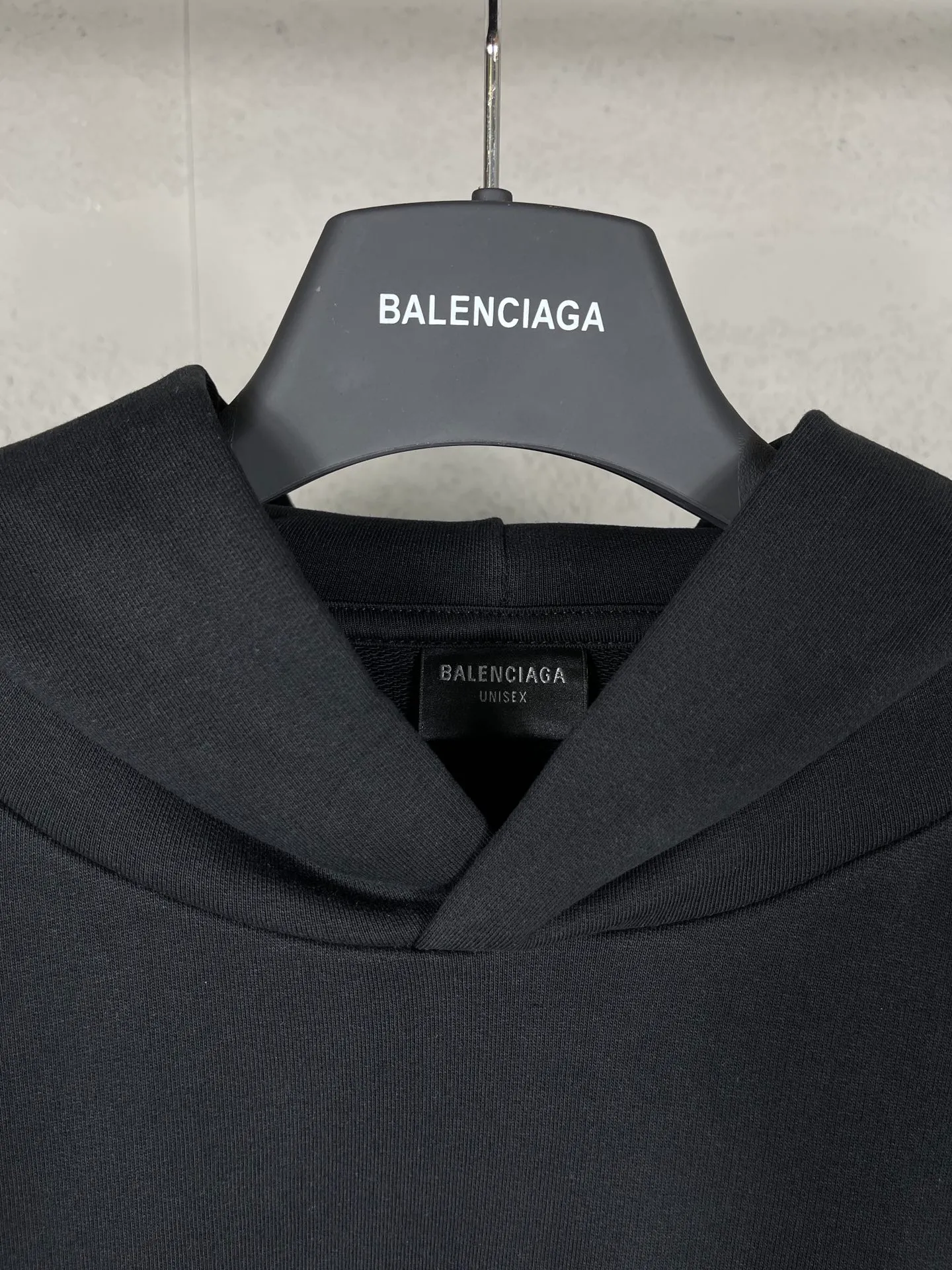🅿️320 real photos [Top version. Official website quality] BALENCI*GA/Paris BALENCI*GA#2024 latest model, Paris classic letter large LOGO embroidered hooded sweatshirt. Brick cabinet synchronization. Genuine products are developed and developed as soon as possible, welcome to compare! The fabric is made of Paris ZP custom-woven and dyed cotton terry sweatshirt. The weight is 450 grams. The cloth surface is clean. The cloth pattern is clear. It is soft and comfortable. It has good color fastness and is not easy to change color. The threads are woven and dyed with no color difference. The embroidery is done using imported Tajima embroidery machines. Super W needle thread embroidery, accurate positioning, three-dimensional effect, clear lines. No burrs and miscellaneous threads, ultra-high craftsmanship embroidery. The version adopts OS loose shoulder design. Same style for men and women. Code: BL238015 Color: Black. White Size: XS S M L