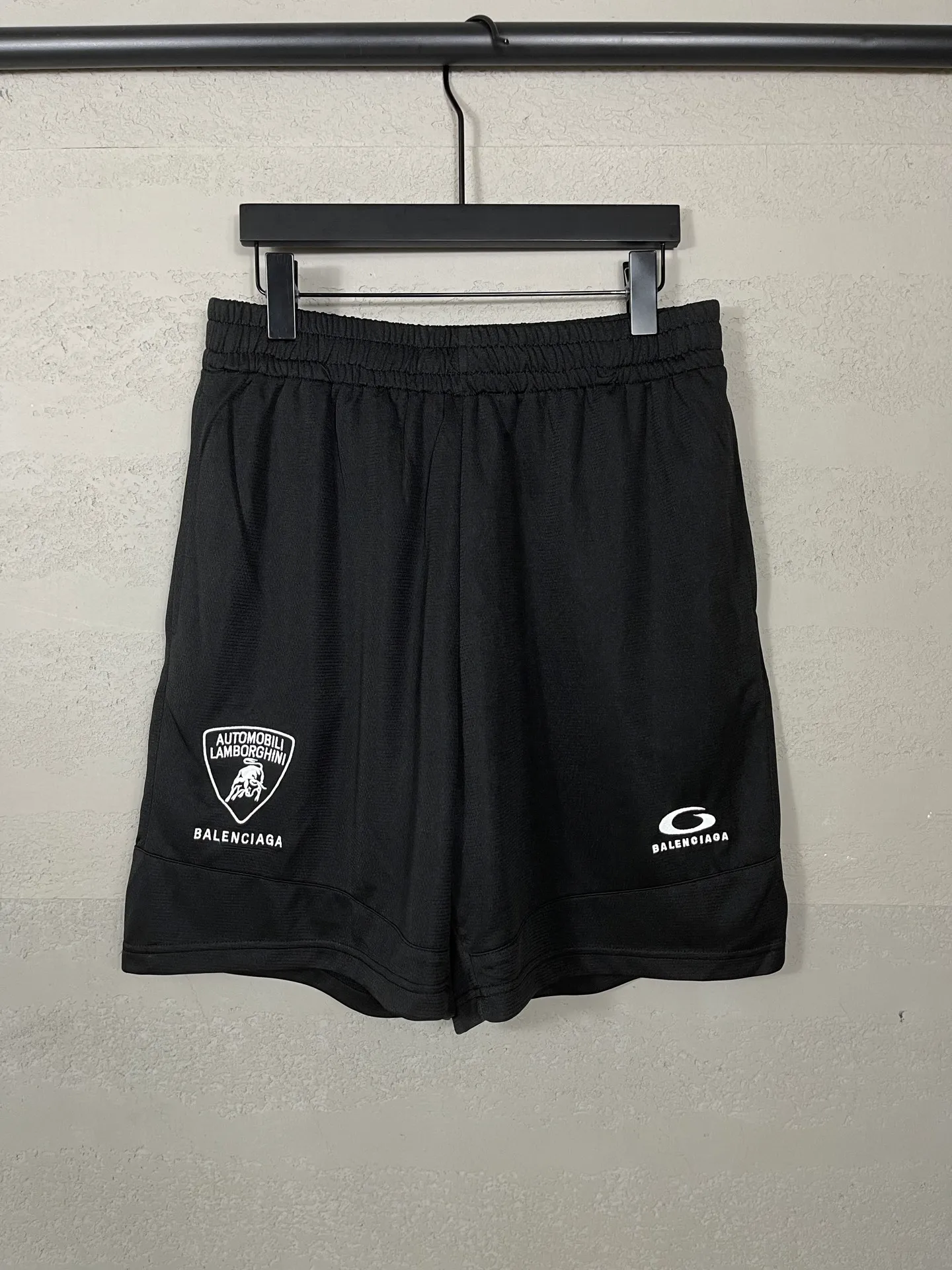🅿️210 Actual pictures [Top version. Official website quality] BALENCI*GA/Paris co-branded Lamborghini shorts. Embroidery on the front and left, double-layer mesh lining, and multi-position hem shorts. Extra heavy craftsmanship. SS25 latest model. Research and development at the first time, different market currencies. Comparisons welcome. The fabric is made of custom-woven sports fabric that absorbs moisture and is comfortable and dry. Whether you are doing sports or fitness or going out on the street every day, you can easily become the center of attention. Weight 180 grams. The embroidery is done using imported Tajima embroidery machines. The pattern letters are clear, three-dimensional and without burrs. Different market currencies. Comparisons welcome. The version adopts a loose version. The same style for men and women. Code: BL257002 Color: Black Size: XS S M L